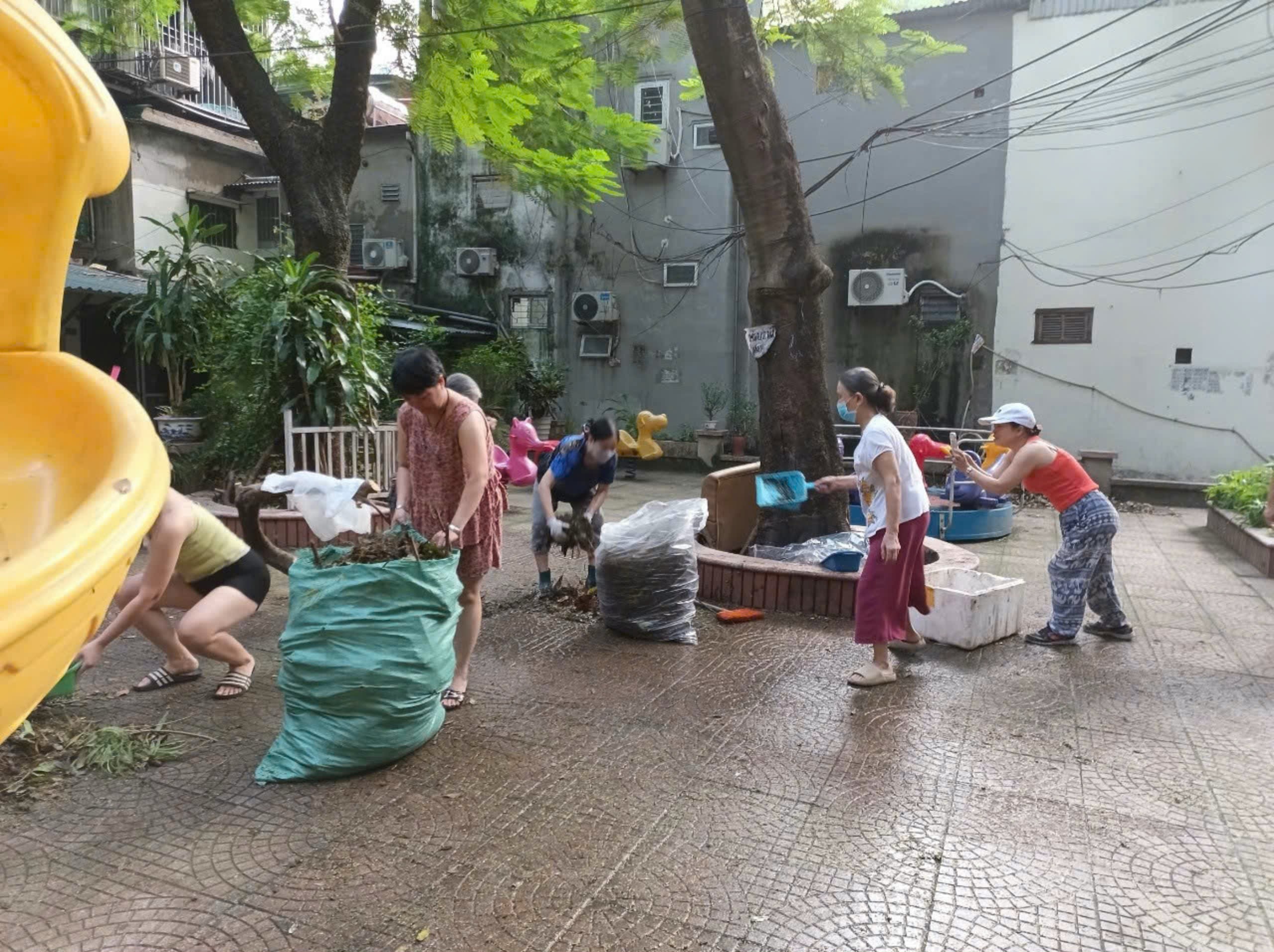 Hơn 3.000 cán bộ, hội viên phụ nữ quận Đống Đa xuống đường tổng vệ sinh môi trường - ảnh 1