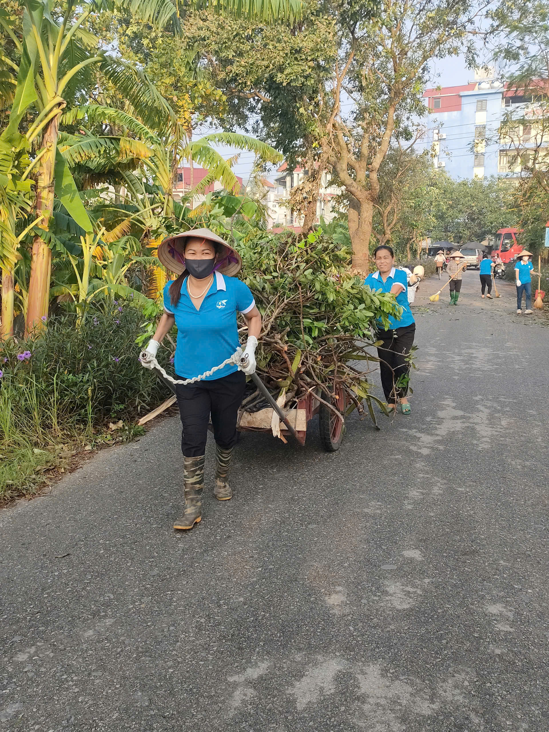 Các cấp Hội LHPN huyện Đông Anh ra quân tổng vệ sinh môi trường sau bão số 3 - ảnh 1