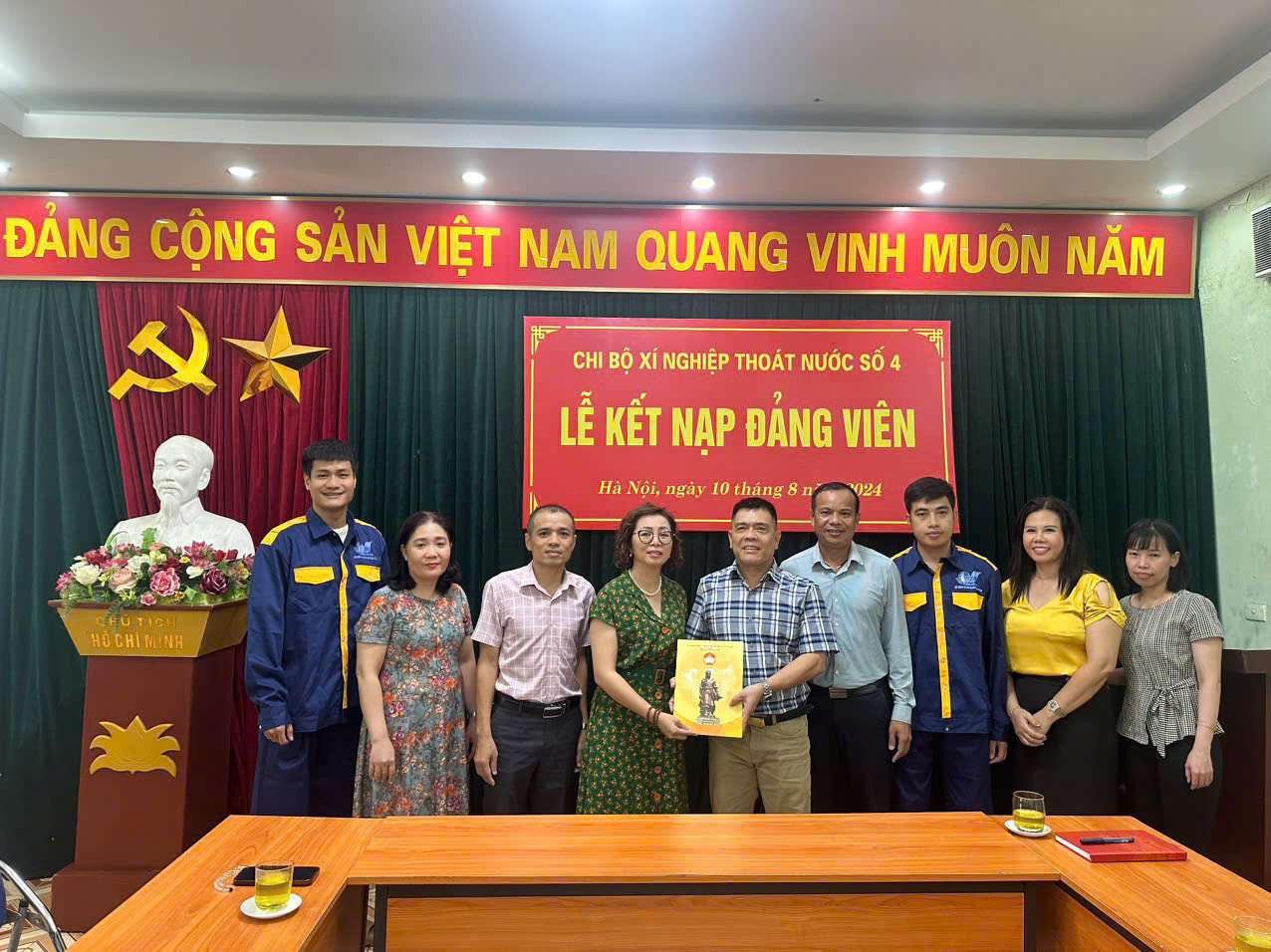 Thăm, trao quà động viên cán bộ, người lao động công ty môi trường - ảnh 1