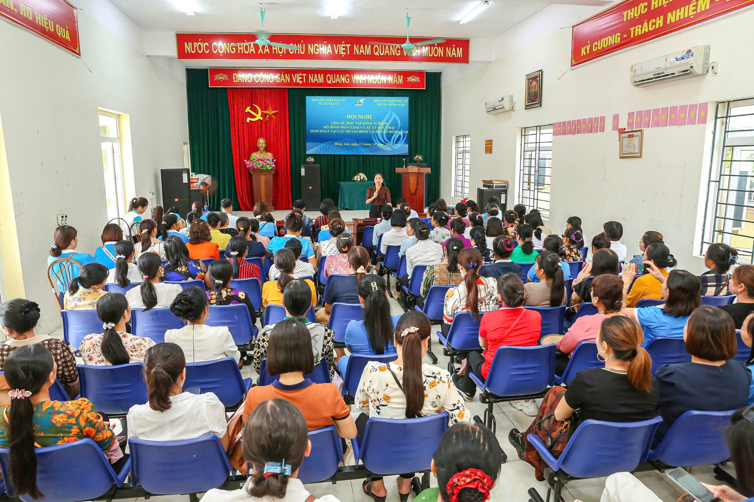 Hội LHPN huyện Ba Vì: Tham quan, học tập mô hình phân loại, xử lý rác thải tại Đông Anh - ảnh 1
