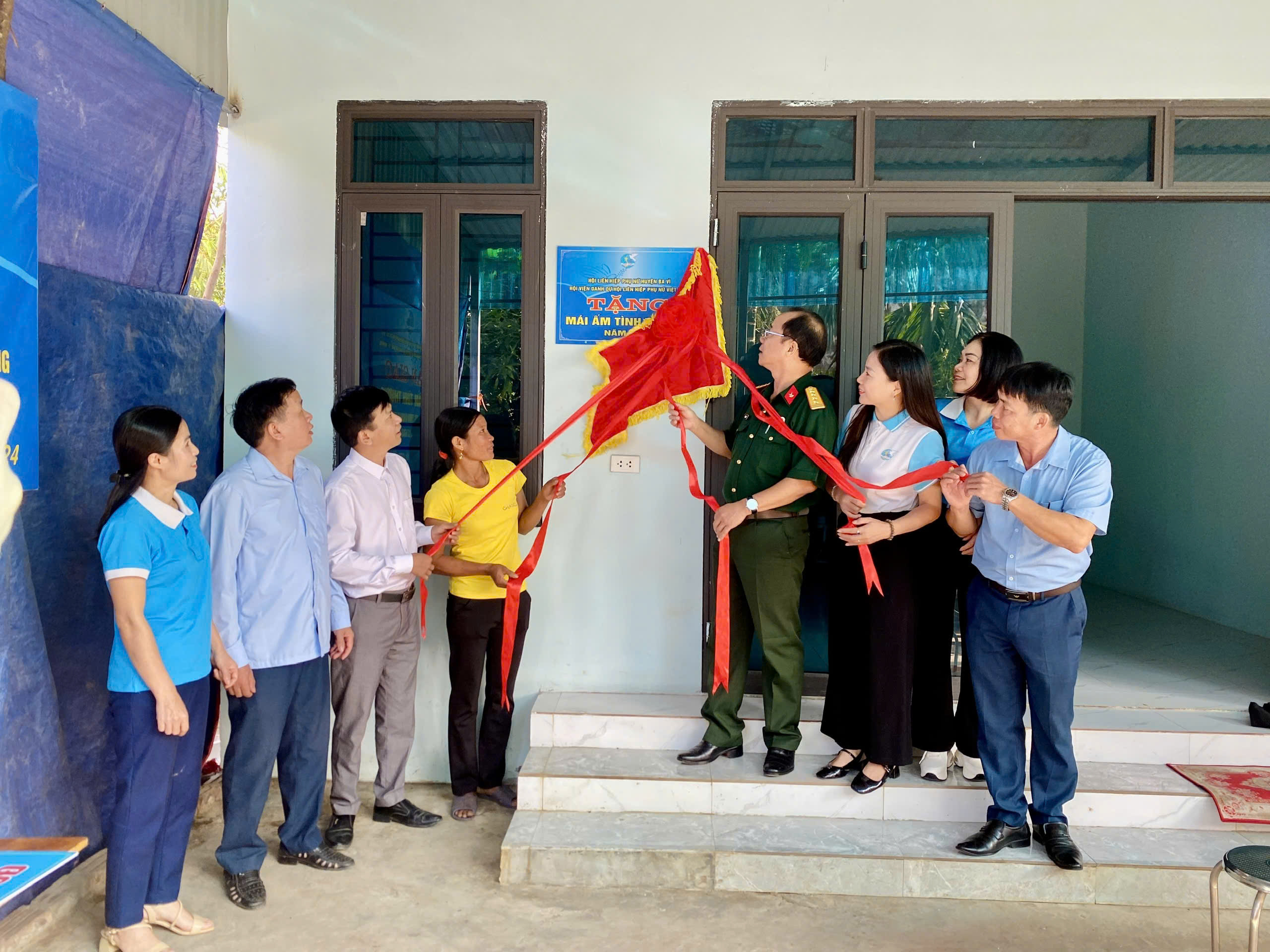 Hội LHPN huyện Ba Vì: Bàn giao “Mái ấm tình thương” cho 2 gia đình hội viên có hoàn cảnh khó khăn - ảnh 3