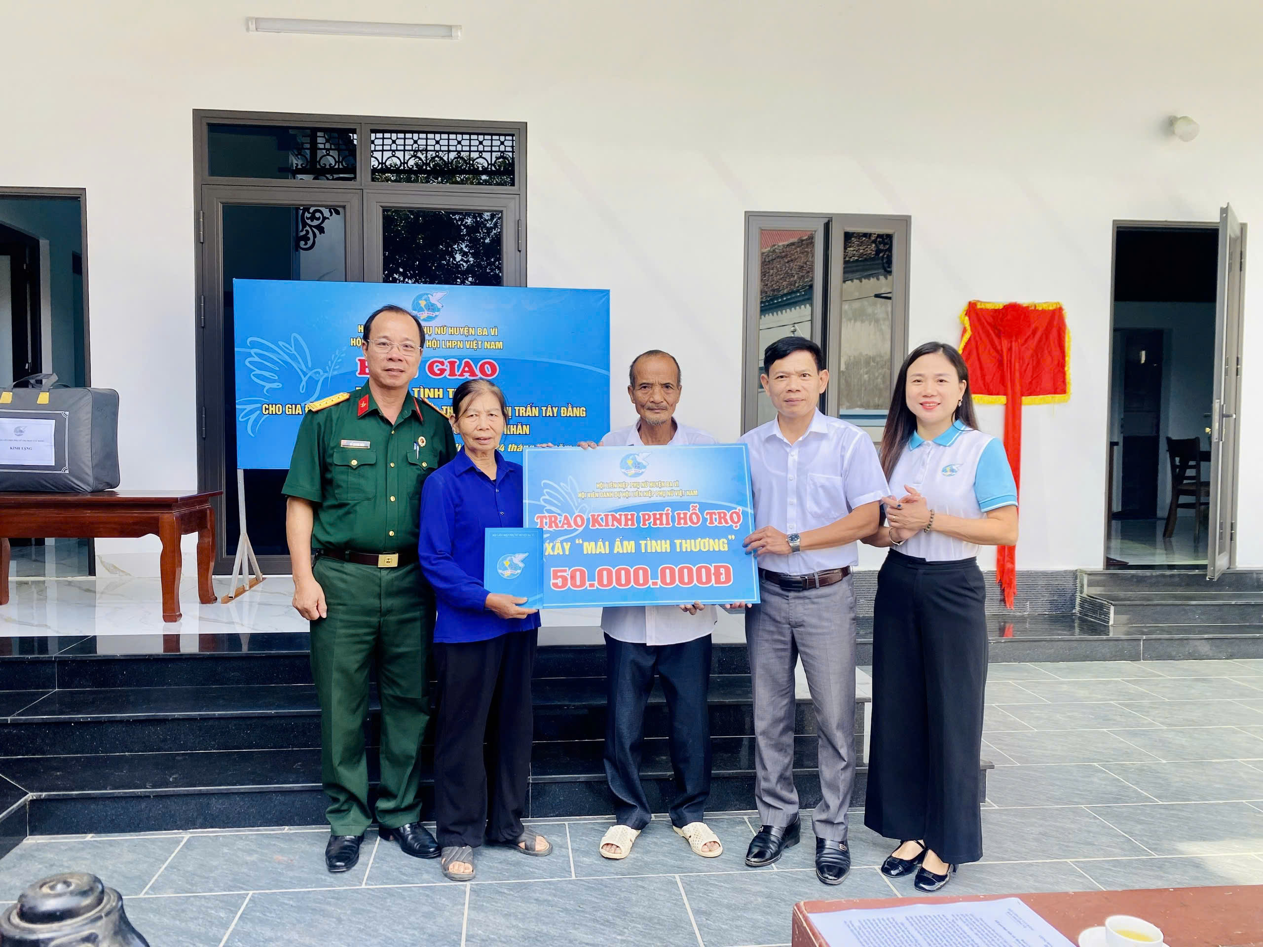 Hội LHPN huyện Ba Vì: Bàn giao “Mái ấm tình thương” cho 2 gia đình hội viên có hoàn cảnh khó khăn - ảnh 1