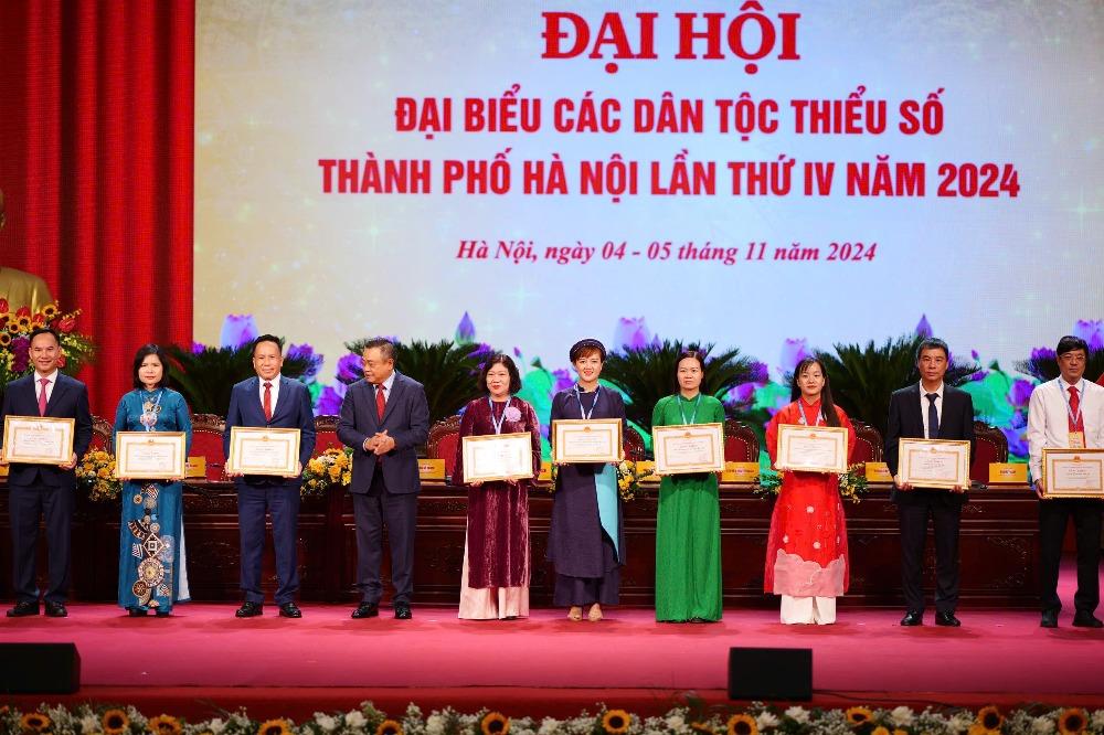 Hội LHPN Hà Nội: Nhận Bằng khen của UBND Thành phố vì có thành tích xuất sắc trong công tác dân tộc - ảnh 1
