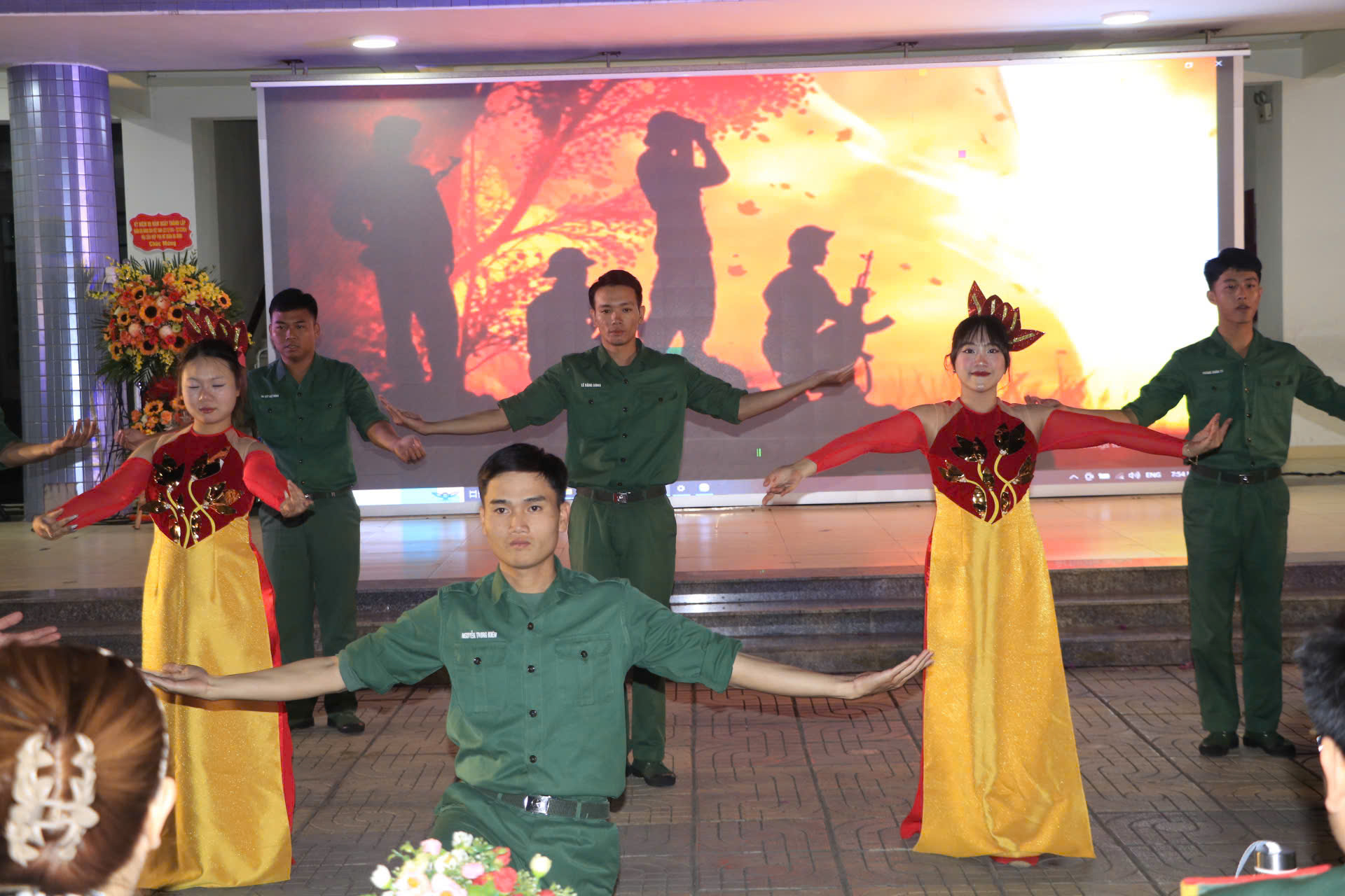 Tổ chức Liên hoan văn nghệ quần chúng “Ấm tình quân dân“ - ảnh 7