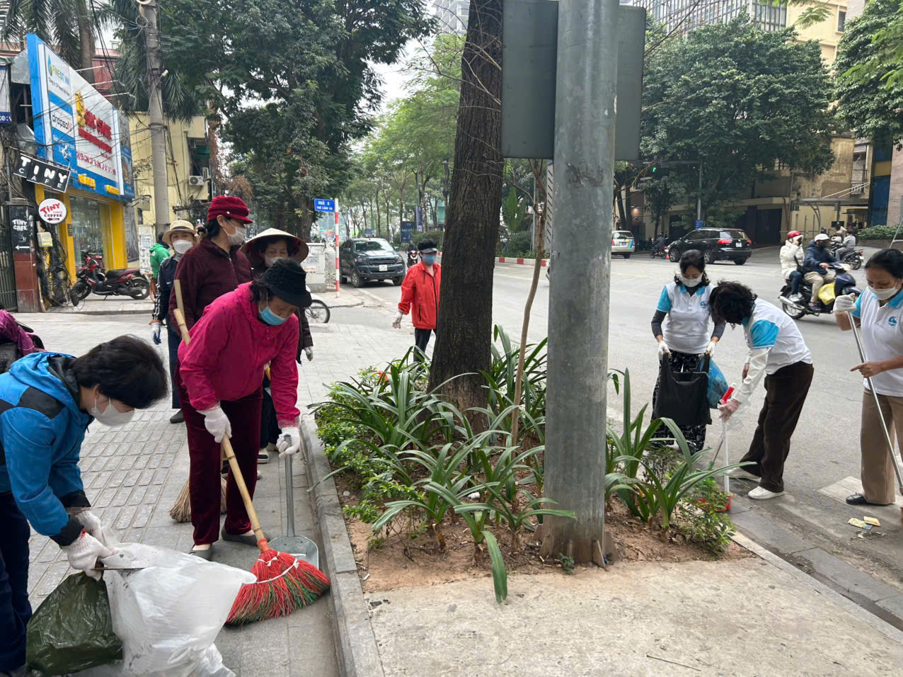 Phụ nữ Ba Đình tham gia xây dựng “đoạn đường/tuyến phố không rác” - ảnh 10