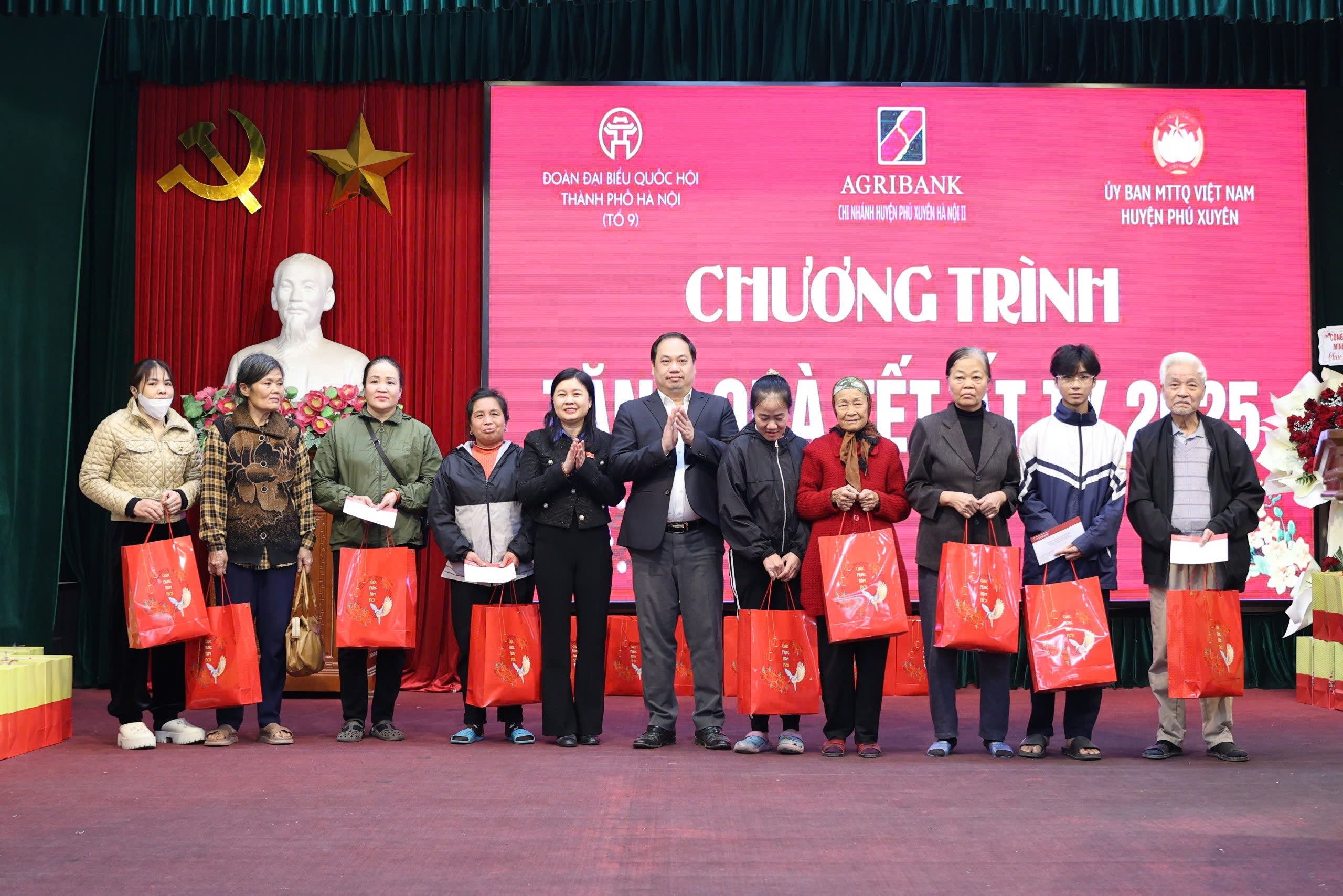 Người lao động khó khăn hạnh phúc khi được nhận quà Tết - ảnh 2