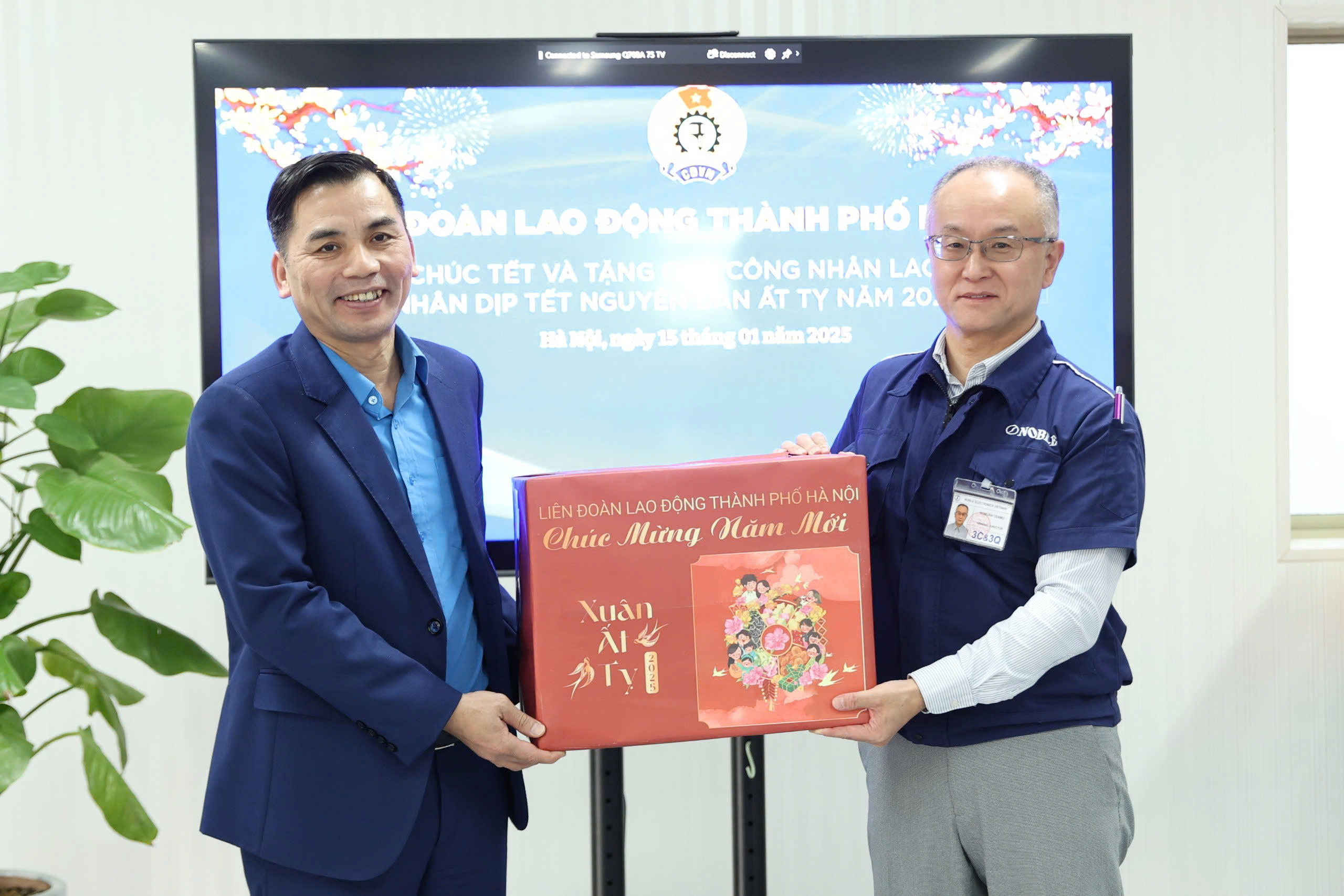 Tặng quà công nhân khó khăn huyện Thạch Thất - ảnh 2