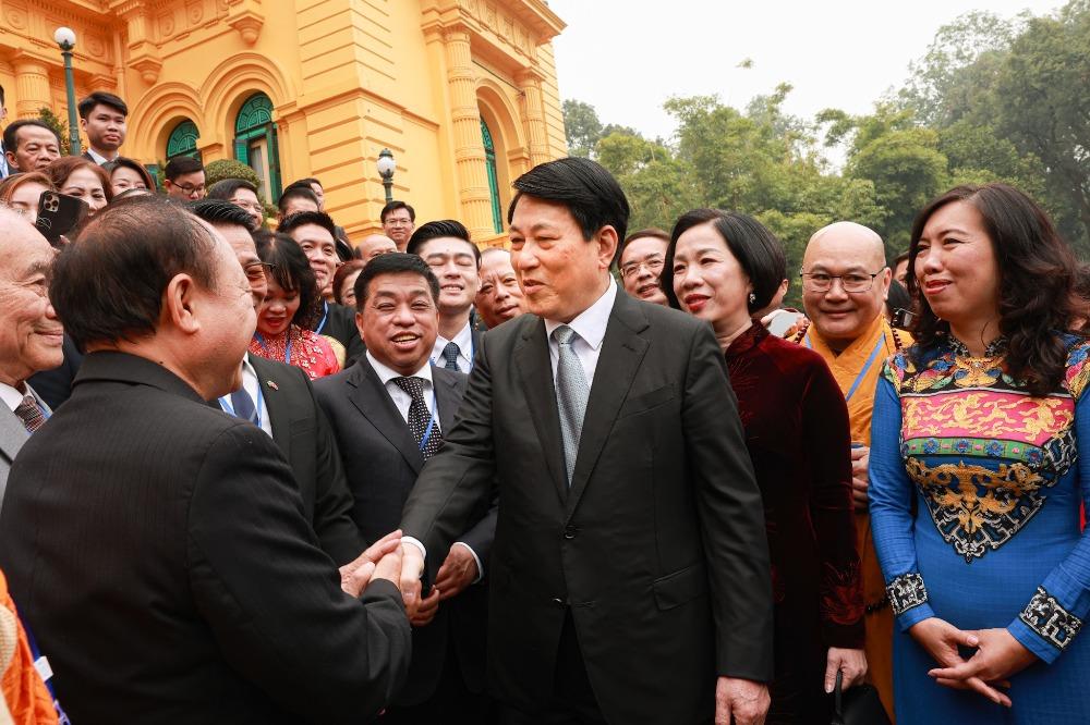 Chủ tịch nước và phu nhân cùng kiều bào thực hiện nghi thức thả cá chép tại Ao cá Bác Hồ - ảnh 4
