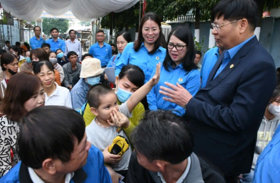 Những chuyến tàu nghĩa tình đưa người lao động về quê ăn Tết - ảnh 2