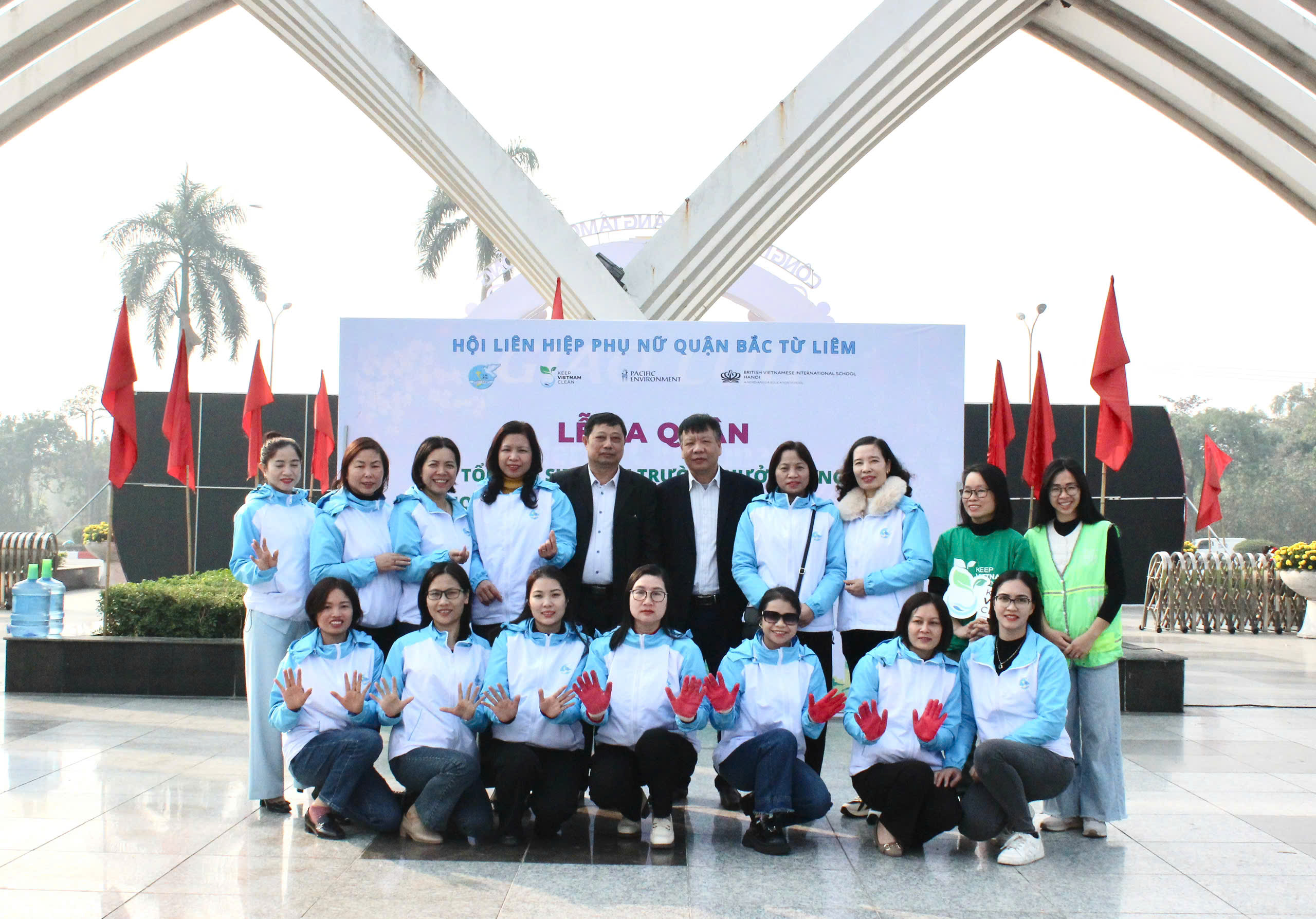 Các cấp Hội LHPN Hà Nội: Ra quân tổng vệ sinh môi trường đón chào Xuân mới - ảnh 12