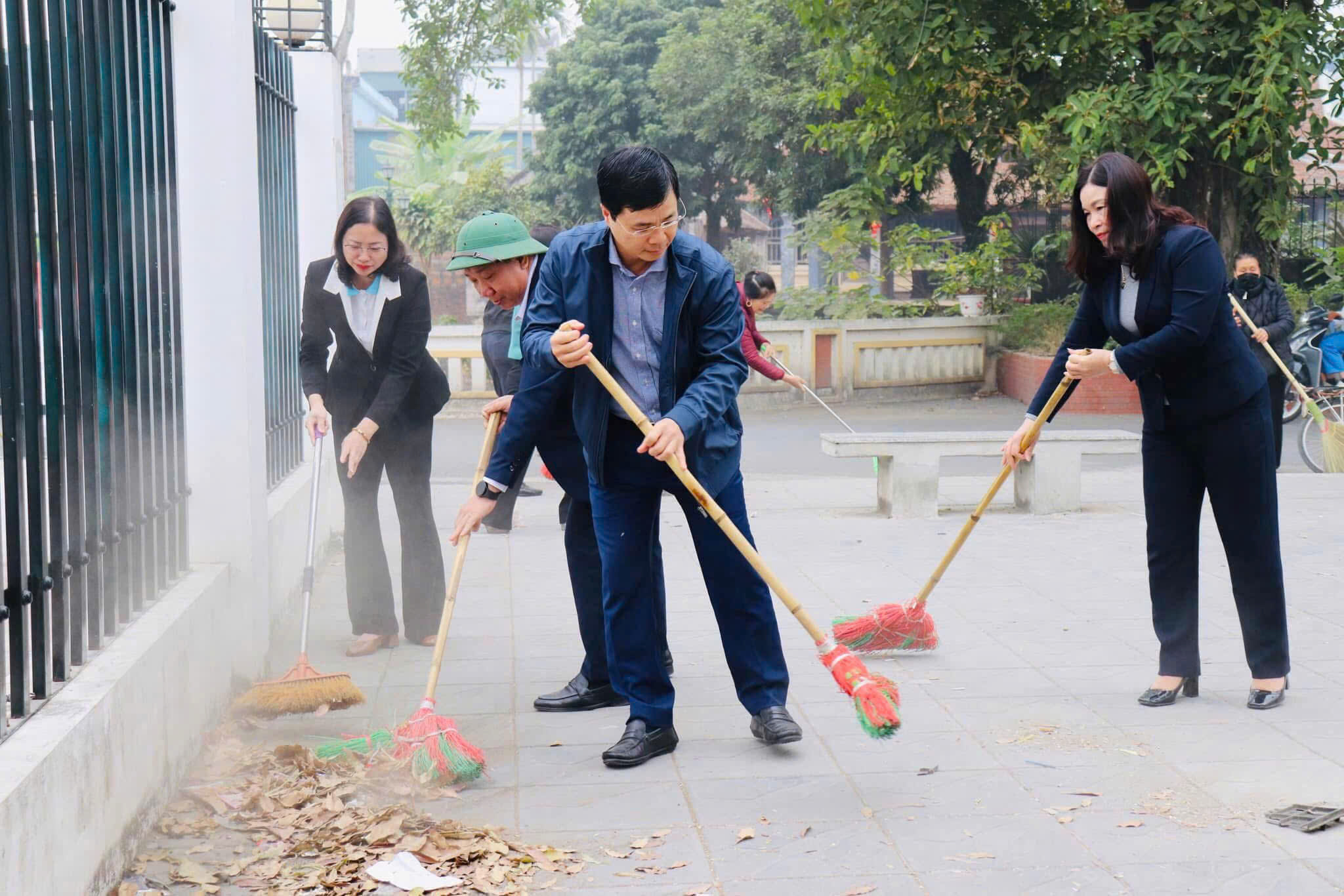 Các cấp Hội LHPN Hà Nội: Ra quân tổng vệ sinh môi trường đón chào Xuân mới - ảnh 47