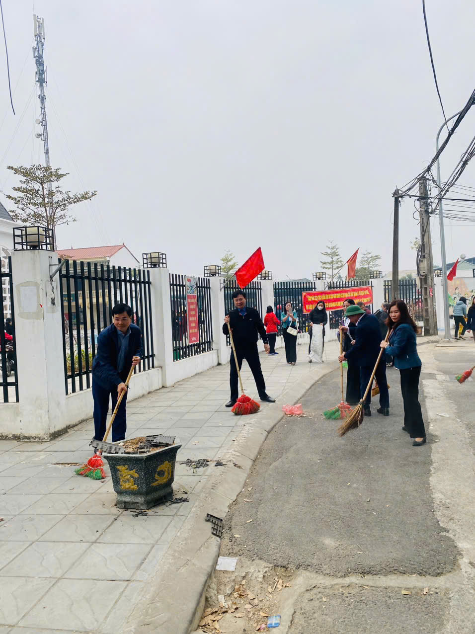 Các cấp Hội LHPN Hà Nội: Ra quân tổng vệ sinh môi trường đón chào Xuân mới - ảnh 44