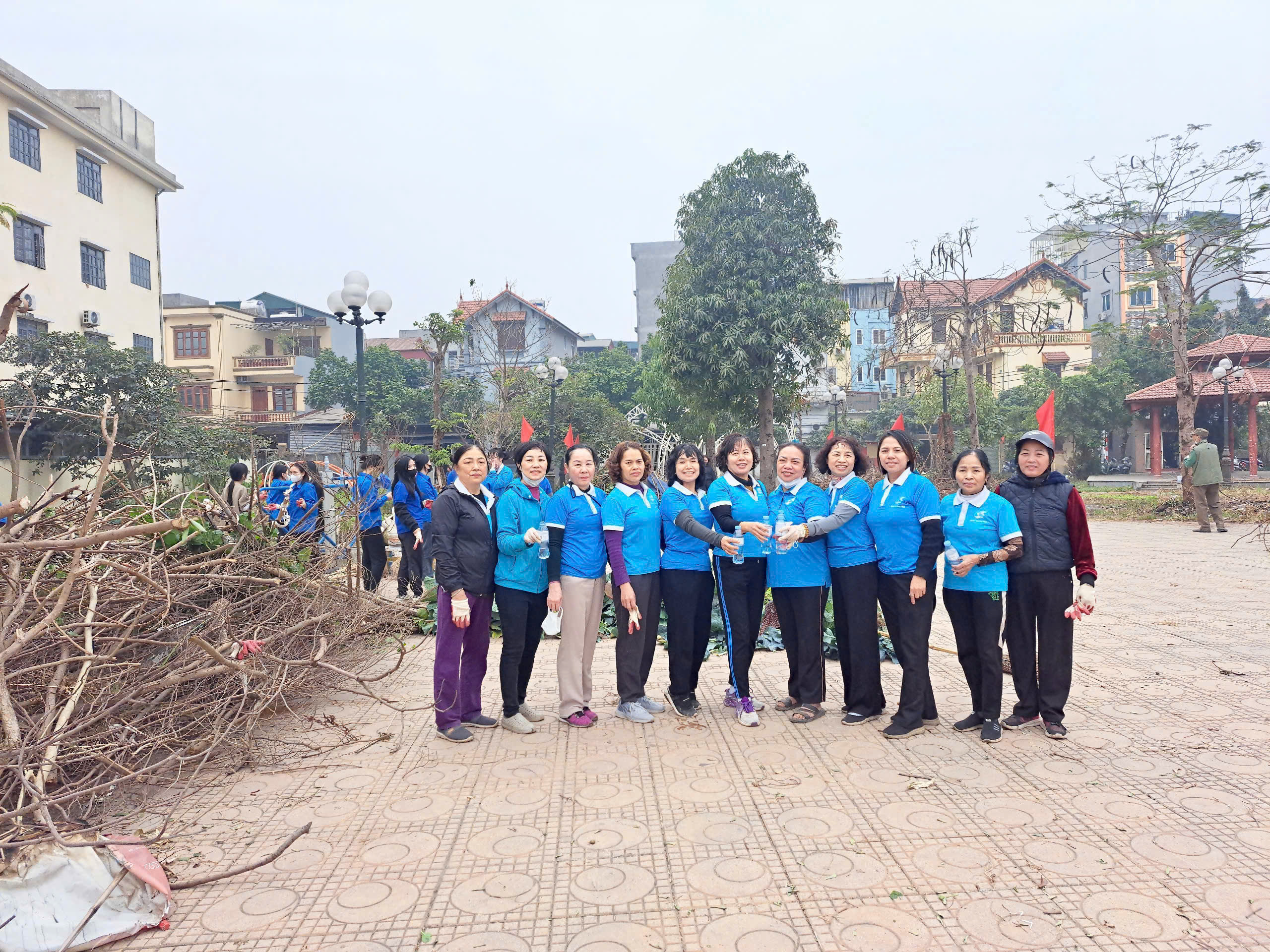 Các cấp Hội LHPN Hà Nội: Ra quân tổng vệ sinh môi trường đón chào Xuân mới - ảnh 24