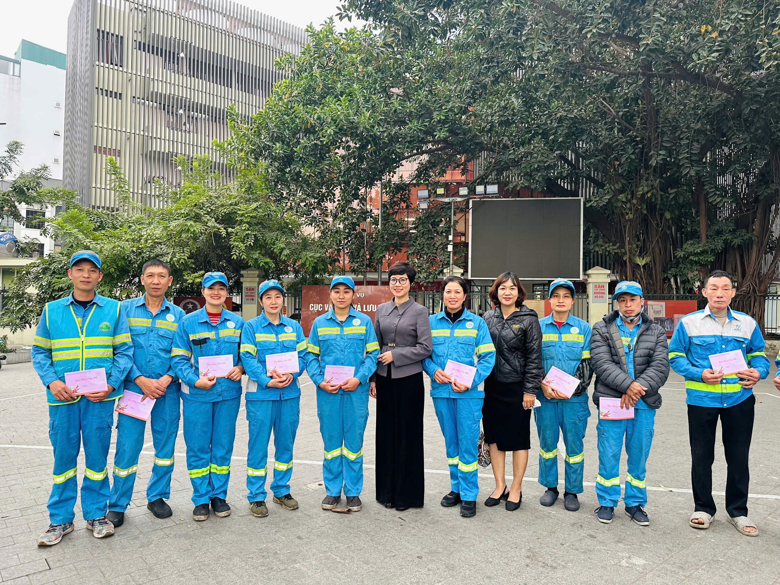 Các cấp Hội LHPN Hà Nội: Ra quân tổng vệ sinh môi trường đón chào Xuân mới - ảnh 1