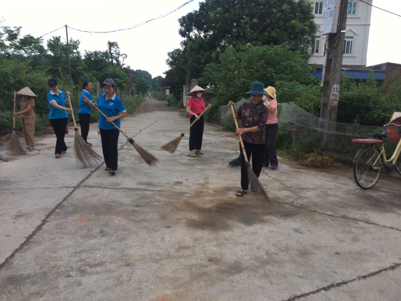 Các cấp Hội LHPN Hà Nội: Ra quân tổng vệ sinh môi trường đón chào Xuân mới - ảnh 38