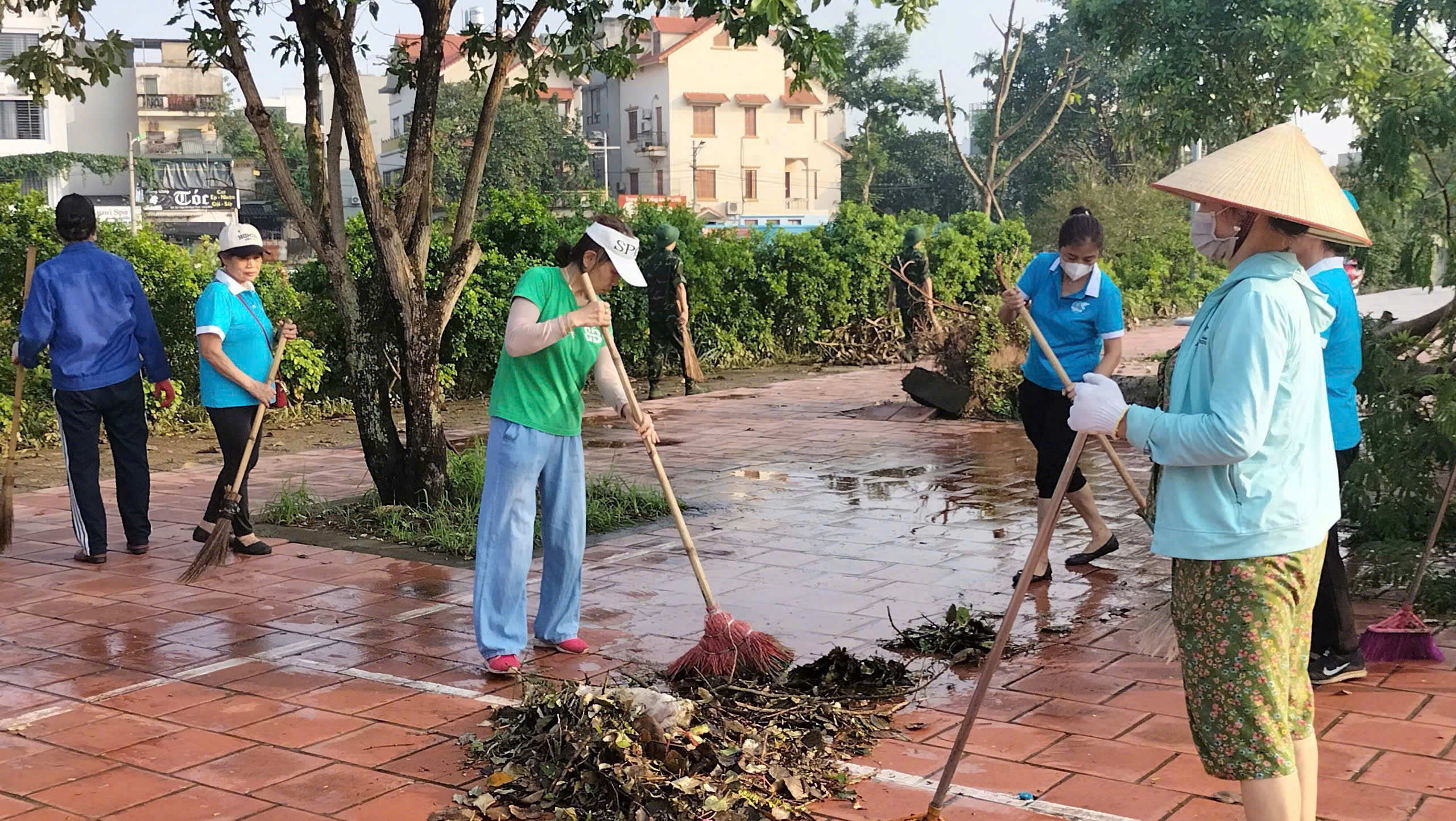 Các cấp Hội LHPN Hà Nội: Ra quân tổng vệ sinh môi trường đón chào Xuân mới - ảnh 32