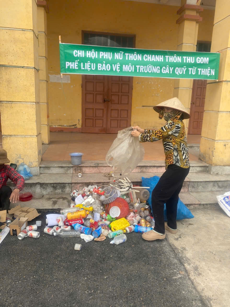 Các cấp Hội LHPN Hà Nội: Ra quân tổng vệ sinh môi trường đón chào Xuân mới - ảnh 42