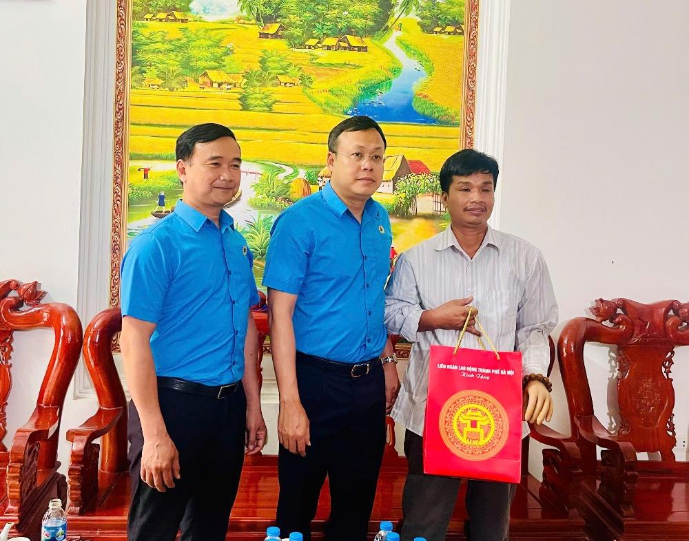 Chủ tịch LĐLĐ thành phố Hà Nội thăm, tặng quà công nhân bị tai nạn lao động - ảnh 1