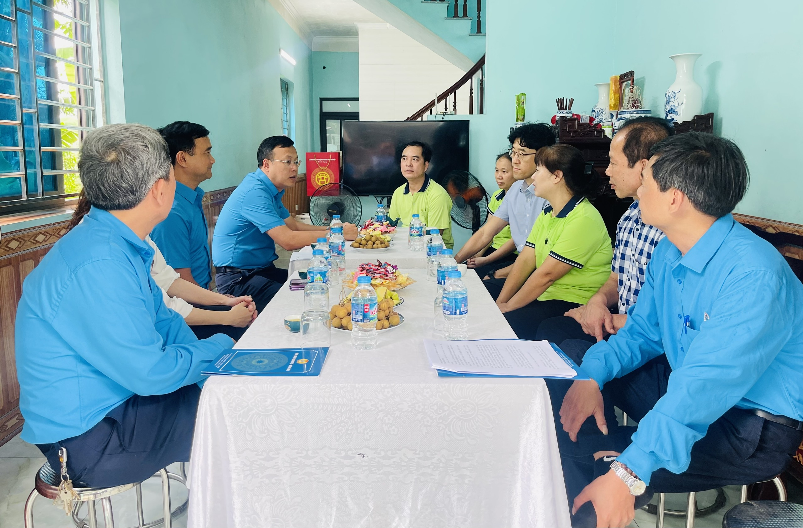 Chủ tịch LĐLĐ thành phố Hà Nội thăm, tặng quà công nhân bị tai nạn lao động - ảnh 2