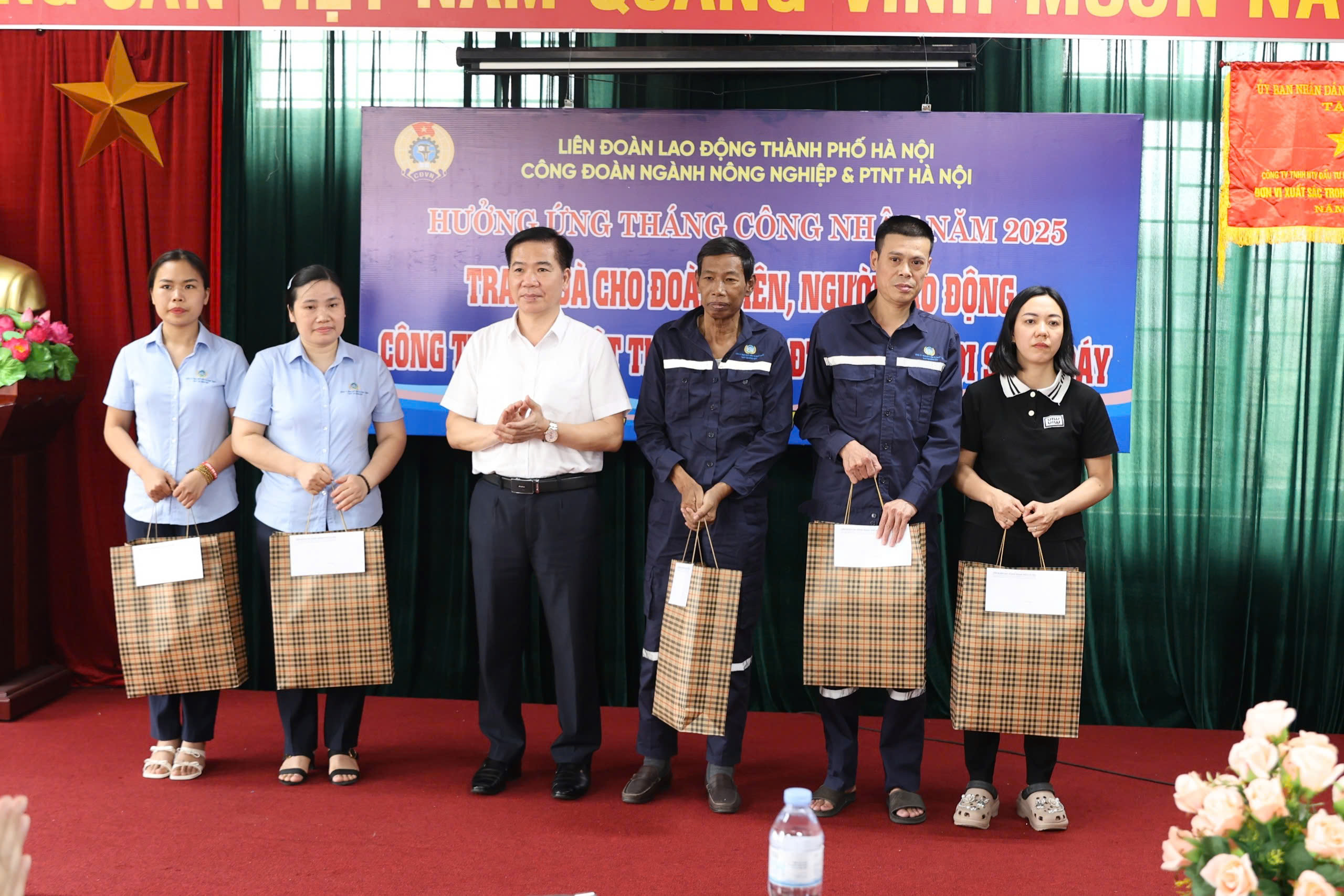 Thăm, tặng quà cho công nhân lao động khó khăn, bị tai nạn lao động - ảnh 2
