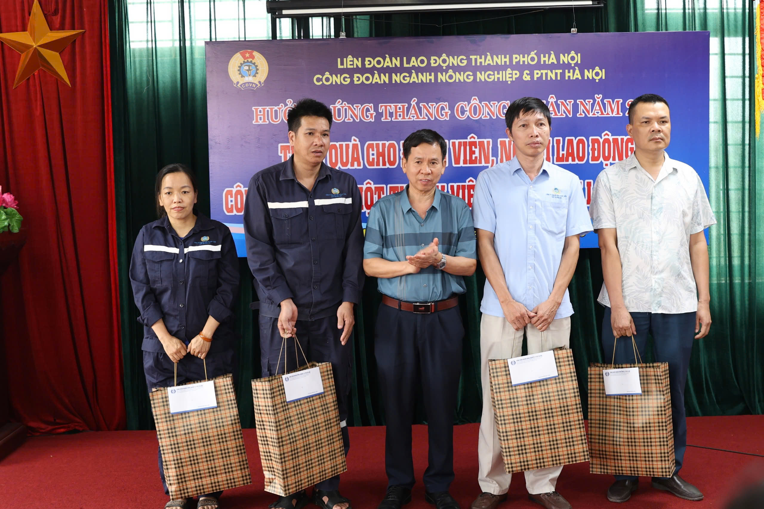 Thăm, tặng quà cho công nhân lao động khó khăn, bị tai nạn lao động - ảnh 1