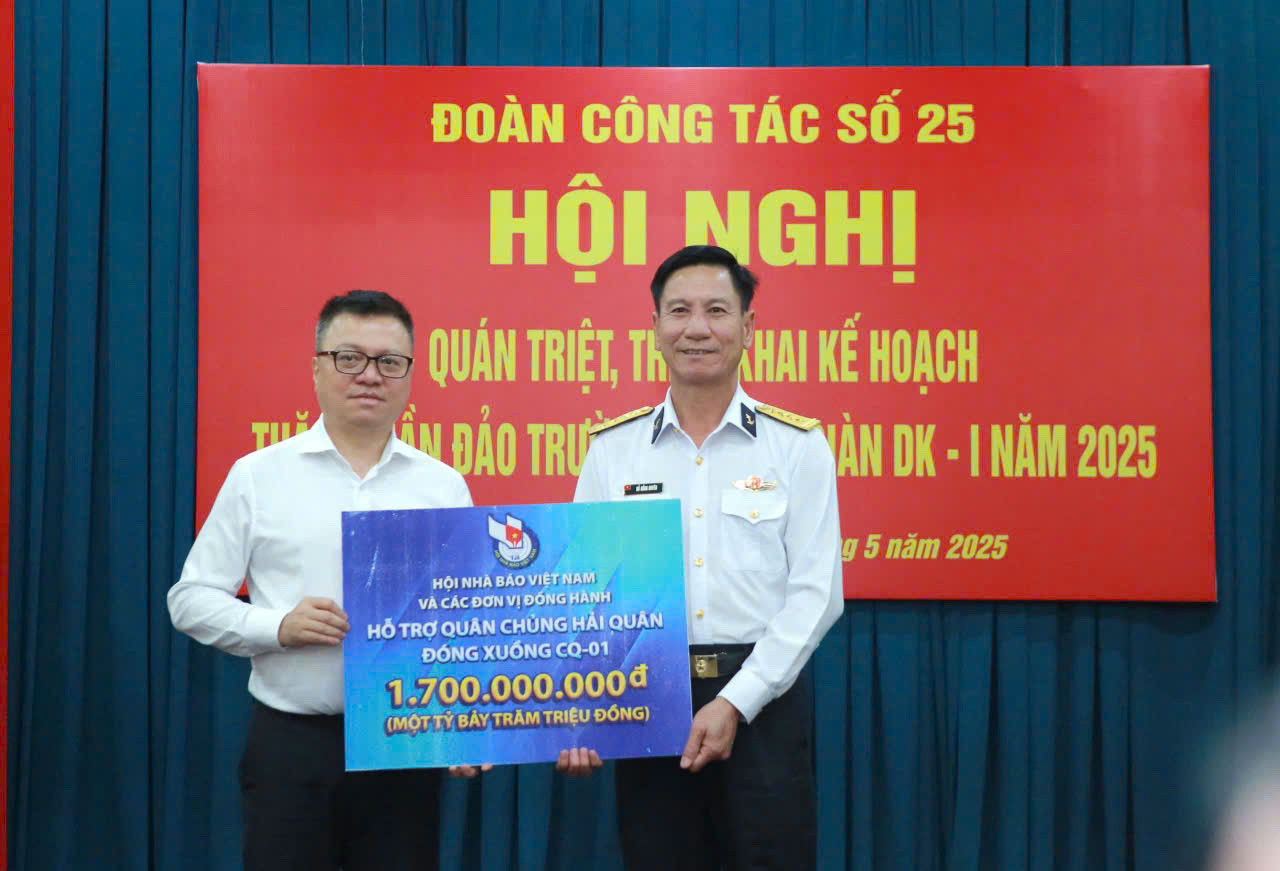 100 lãnh đạo, phóng viên các cơ quan báo chí, Hội nhà báo thăm Trường Sa, nhà giàn DK1 - ảnh 3