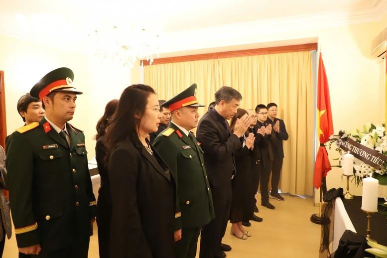 Đại sứ quán Việt Nam tại các nước tổ chức lễ viếng nguyên Chủ tịch nước Trần Đức Lương - ảnh 8