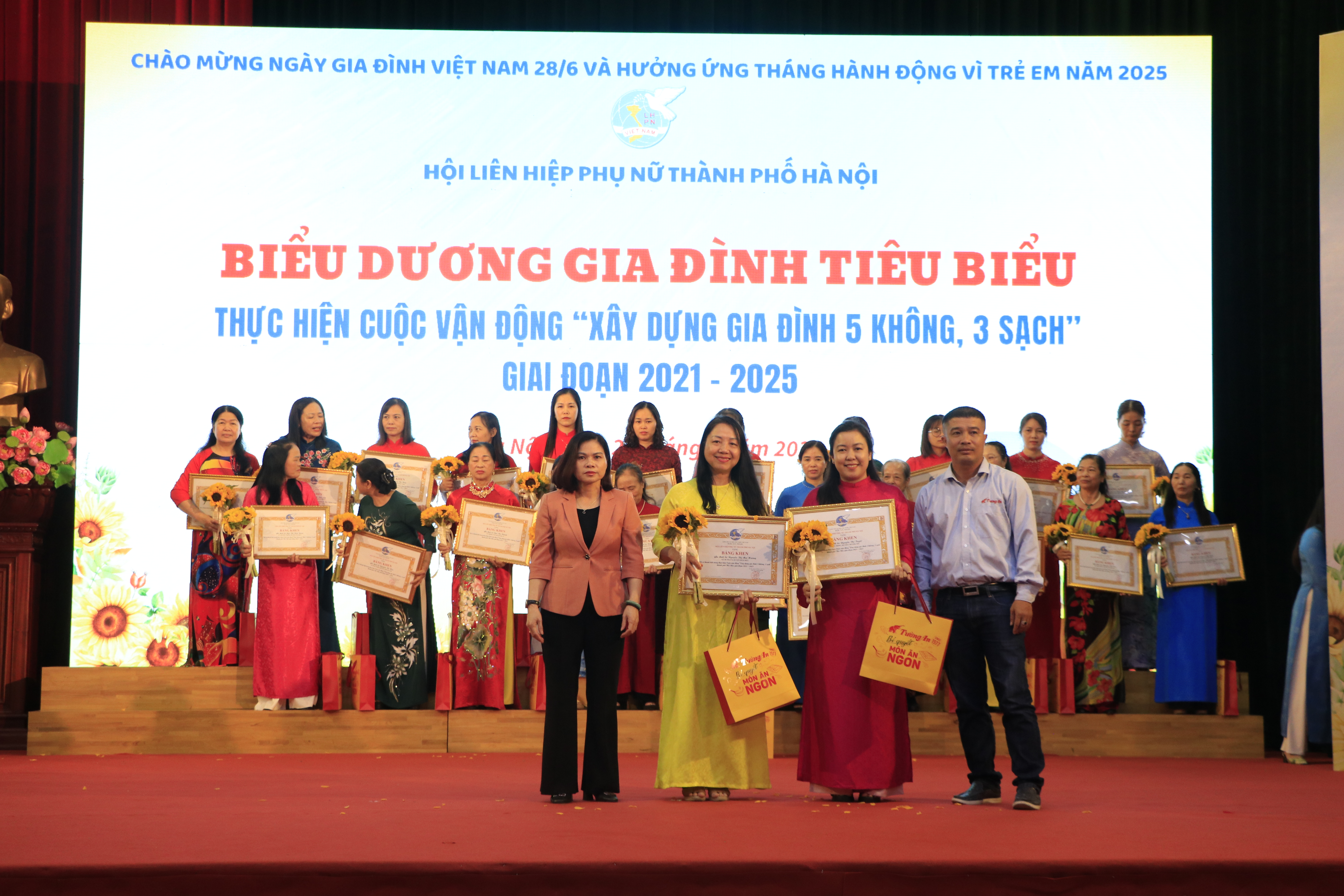 Trao tặng quà cho các gia đình Thủ đô tiêu biểu “5 không, 3 sạch” - ảnh 2