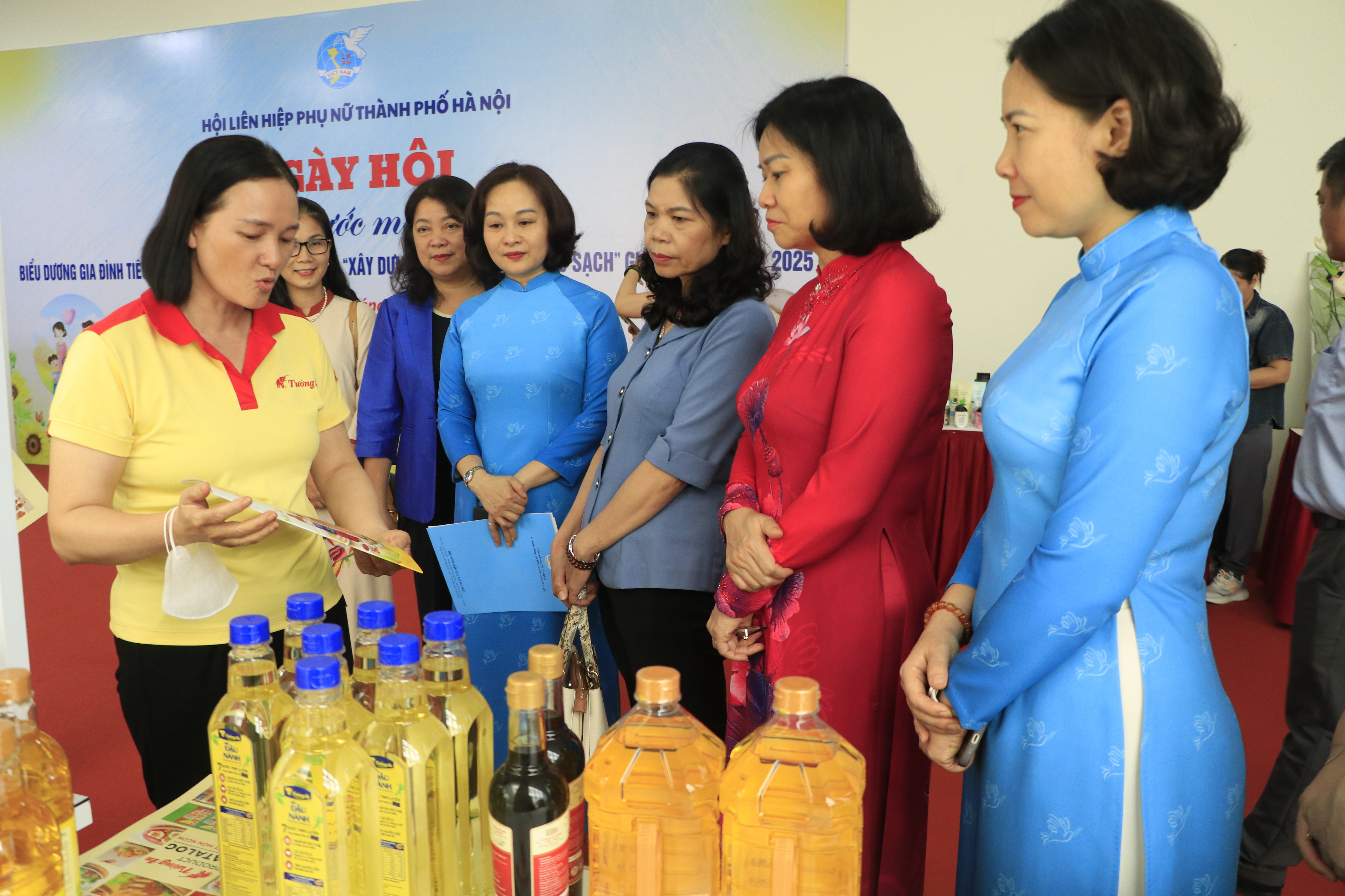 Trao tặng quà cho các gia đình Thủ đô tiêu biểu “5 không, 3 sạch” - ảnh 7