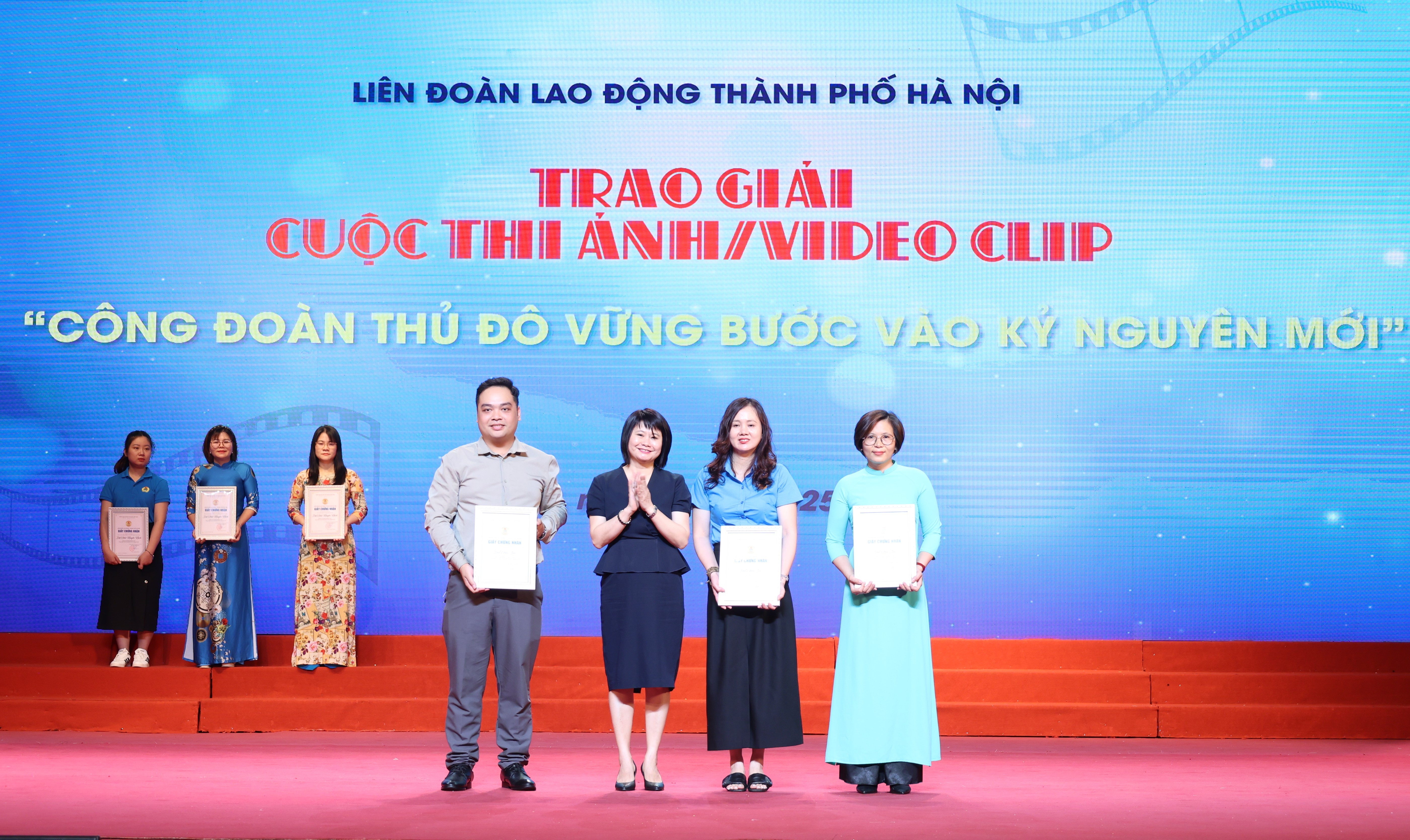 Báo Phụ nữ Thủ đô giành giải Ba cuộc thi viết về công nhân lao động - ảnh 4