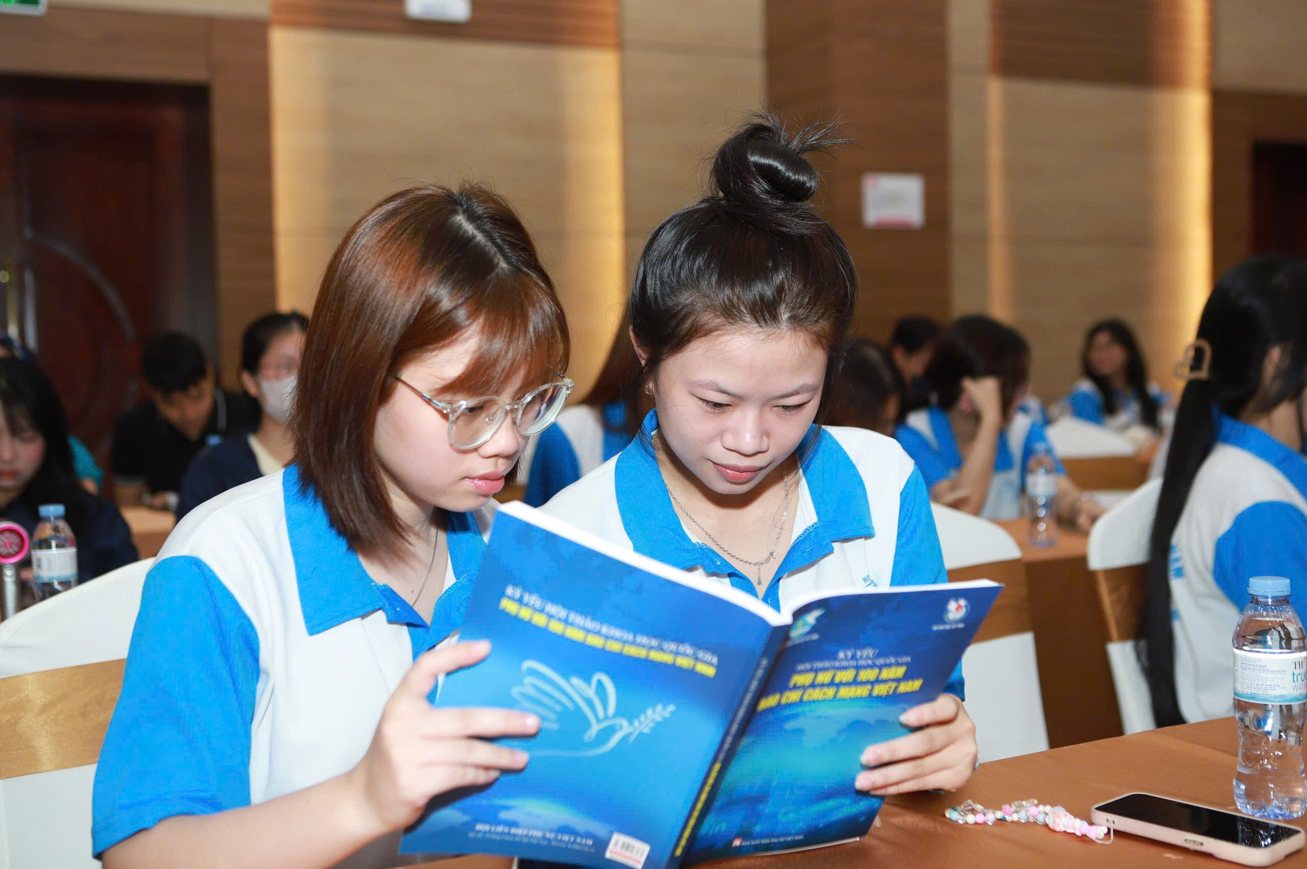 Tôn vinh những đóng góp bền bỉ của các thế hệ nhà báo nữ - ảnh 4