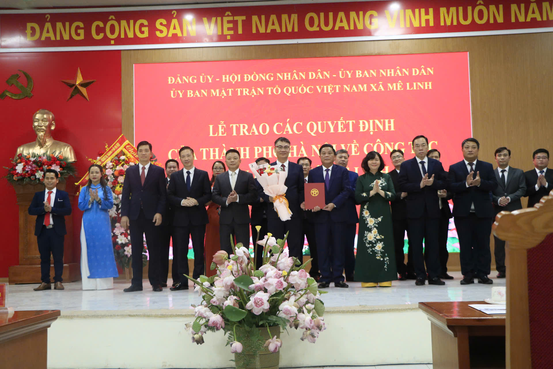 Bí thư Thành ủy Hà Nội trao các quyết định về công tác cán bộ tại xã Mê Linh và Quang Minh - ảnh 1
