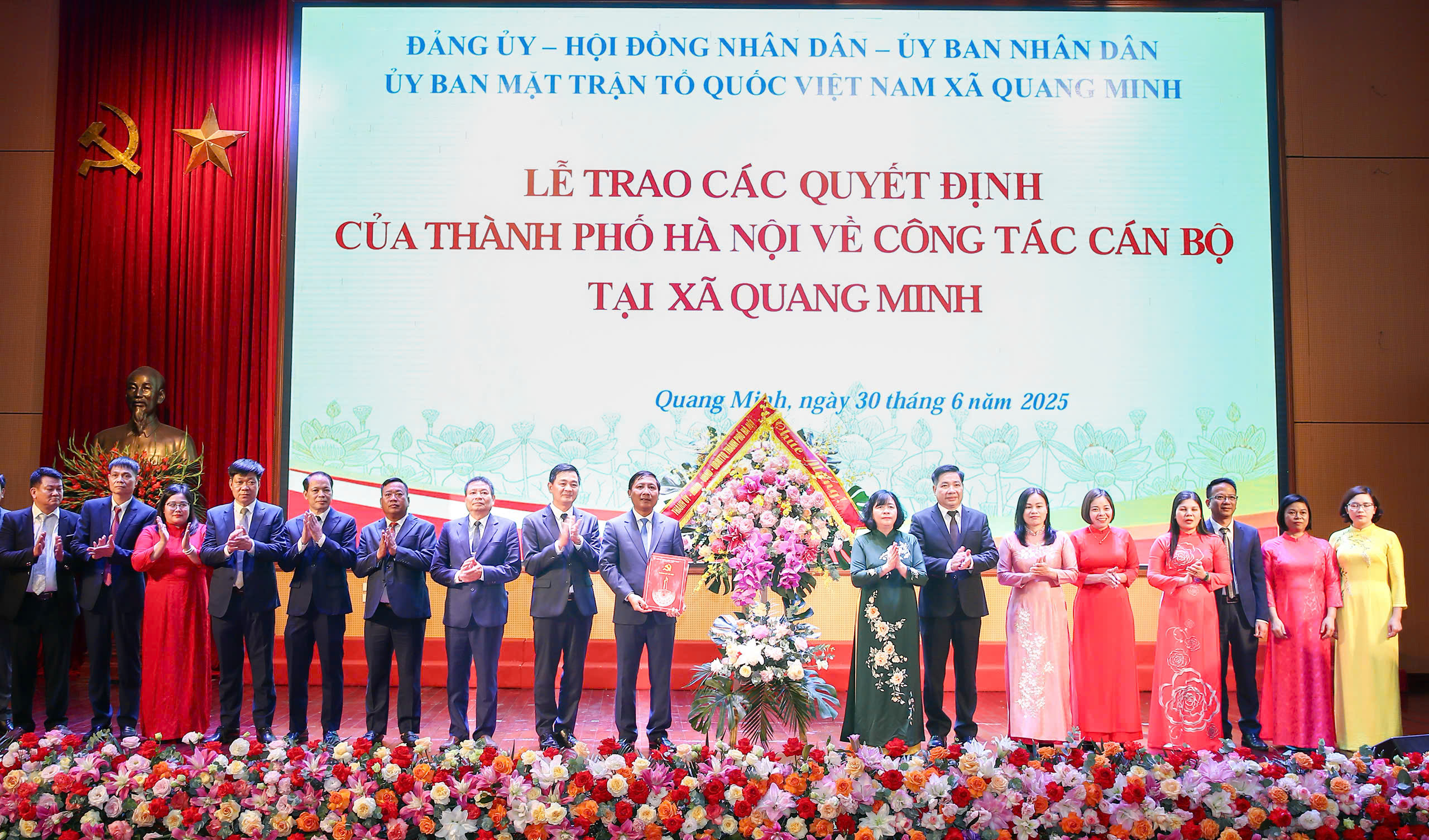 Bí thư Thành ủy Hà Nội trao các quyết định về công tác cán bộ tại xã Mê Linh và Quang Minh - ảnh 3