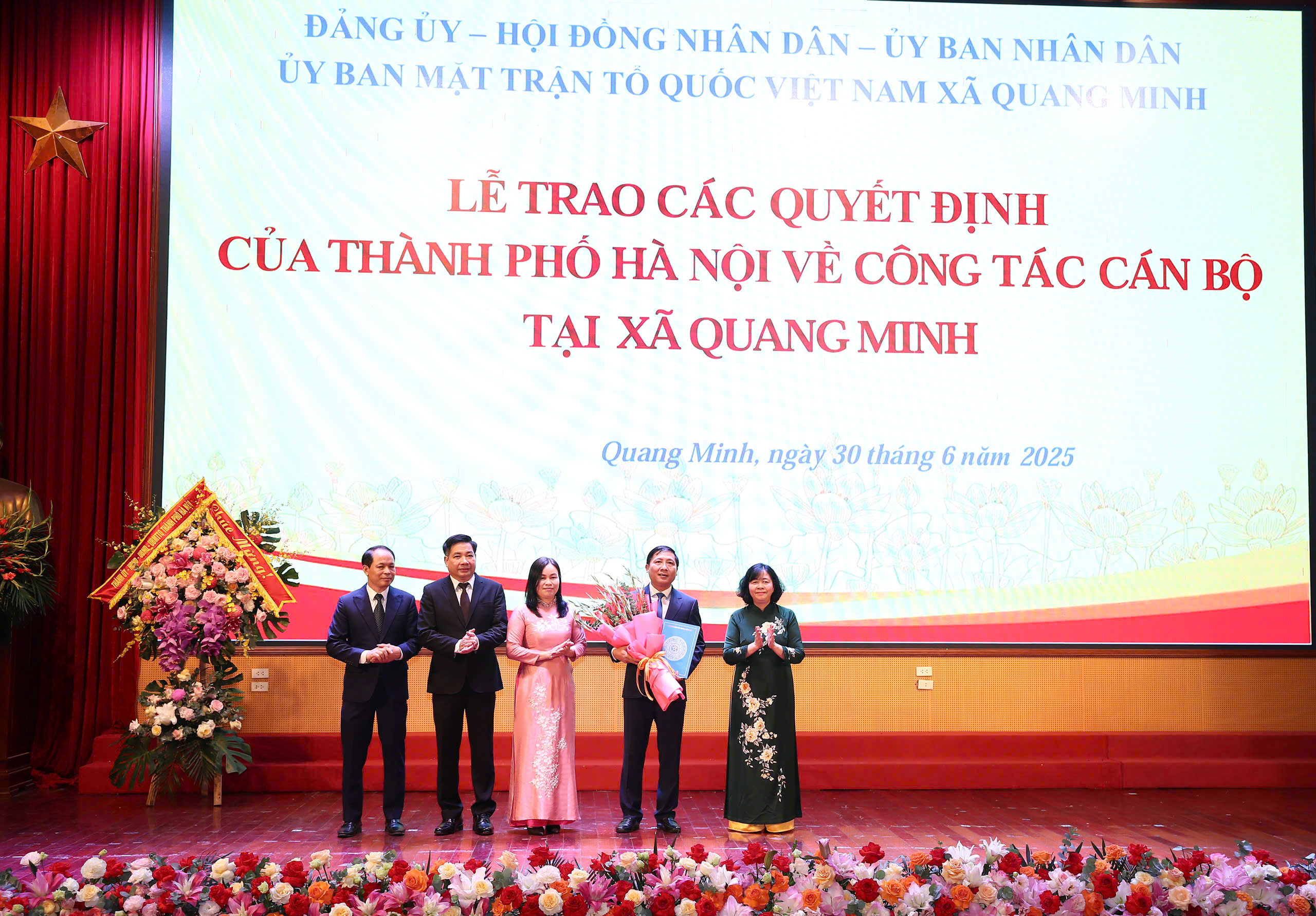 Bí thư Thành ủy Hà Nội trao các quyết định về công tác cán bộ tại xã Mê Linh và Quang Minh - ảnh 4