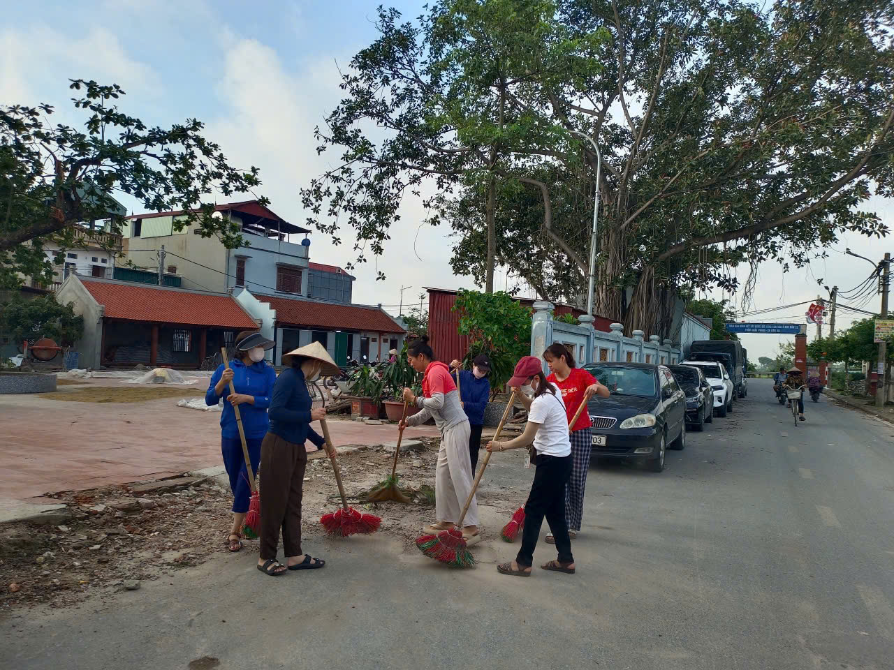 Hội LHPN xã Thư Lâm: Góp sức gìn giữ môi trường cảnh quan xanh, sạch, đẹp - ảnh 2