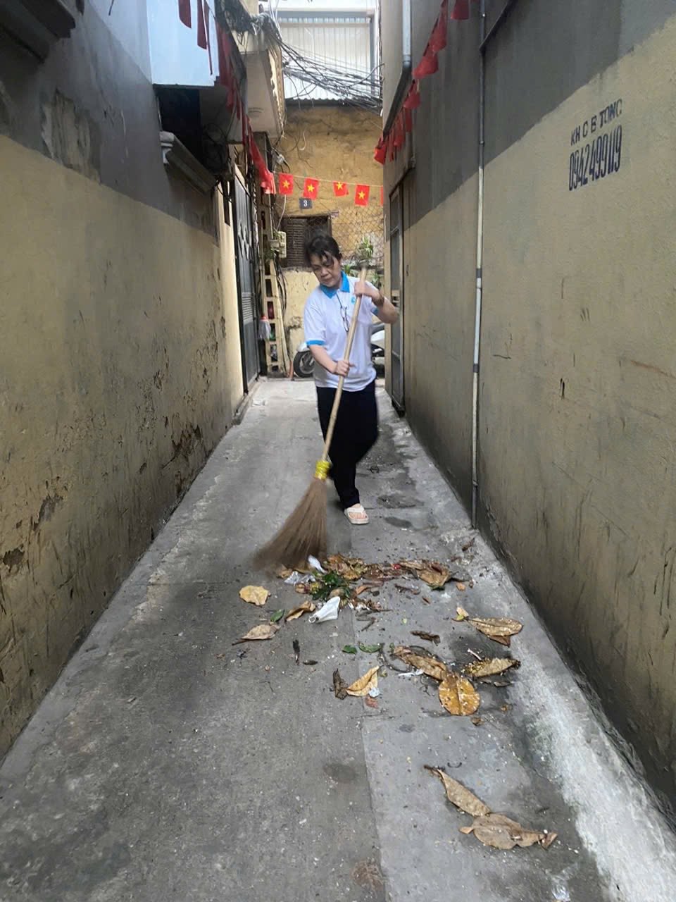 Cán bộ, hội viên phụ nữ phường Ba Đình tham gia tổng vệ sinh môi trường sau mưa giông - ảnh 3