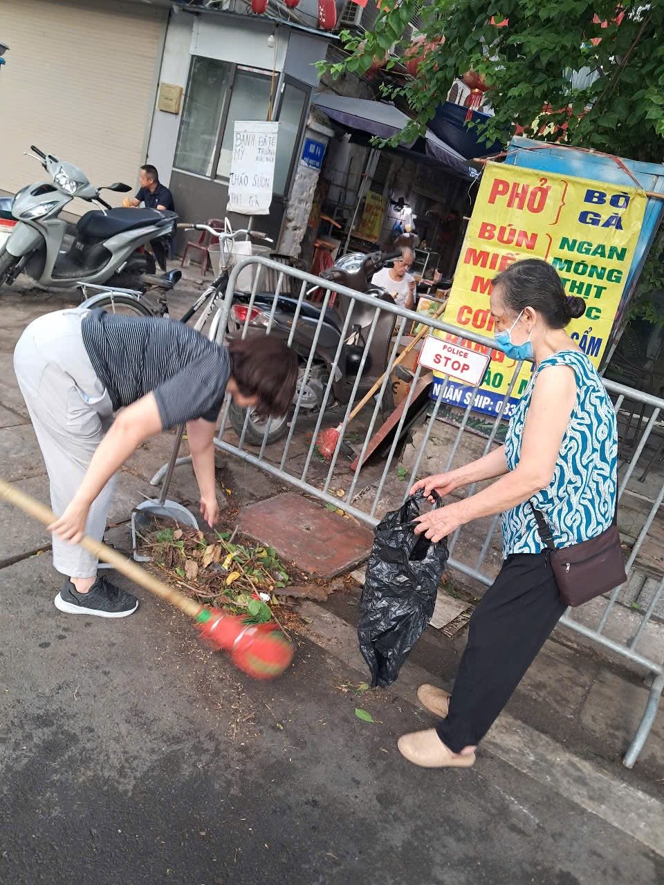Cán bộ, hội viên phụ nữ phường Ba Đình tham gia tổng vệ sinh môi trường sau mưa giông - ảnh 2