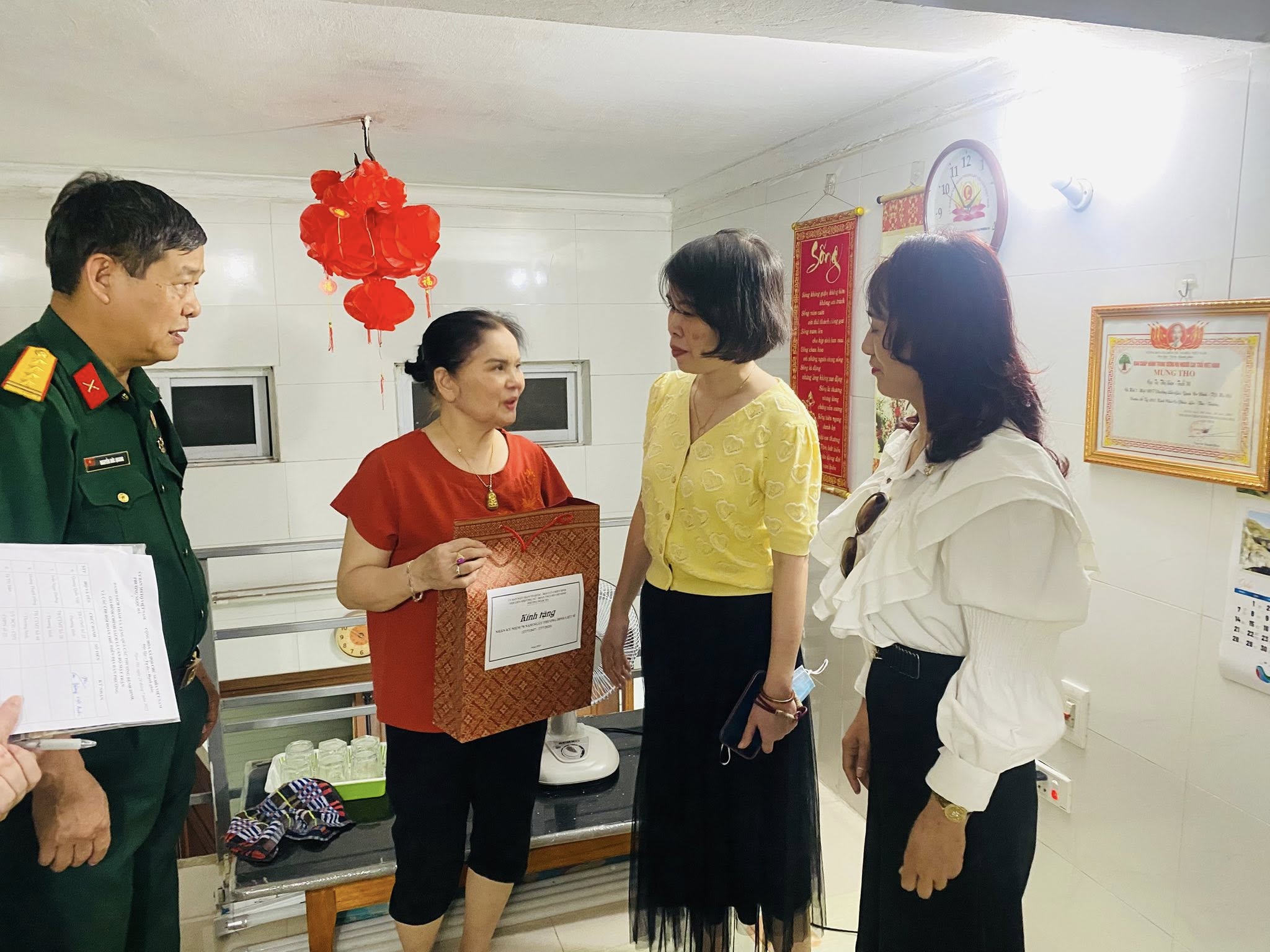 Phường Ngọc Hà: Thăm, tặng quà gia đình hội viên phụ nữ là gia đình chính sách - ảnh 1