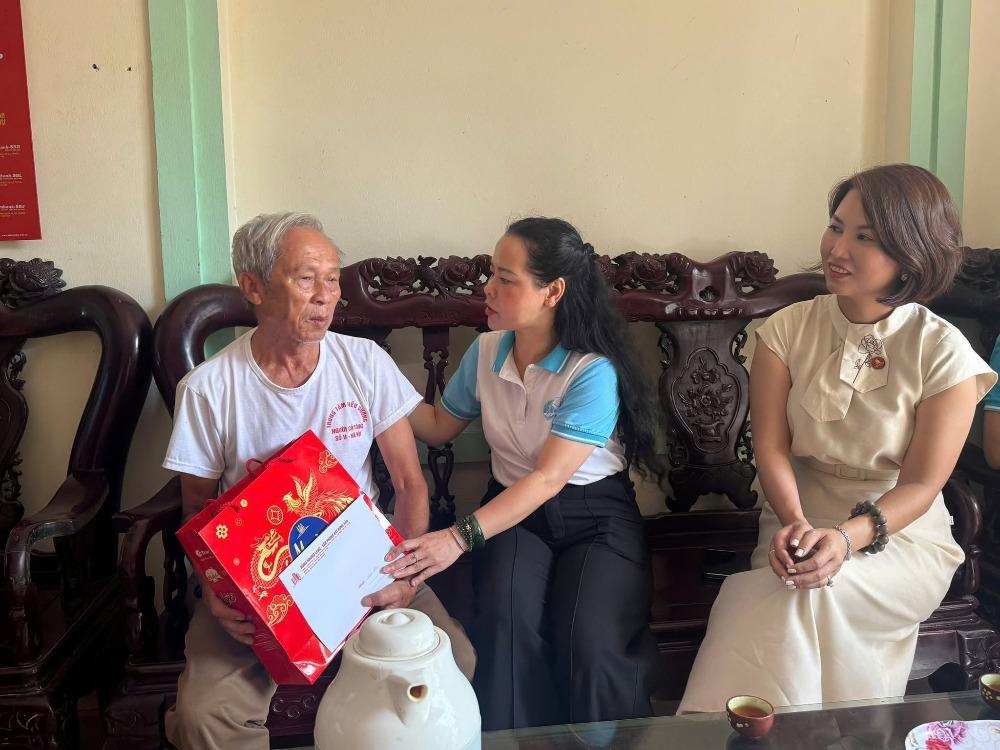 Hội LHPN xã Mê Linh: Thăm, tặng quà tri ân gia đình người có công với cách mạng - ảnh 2