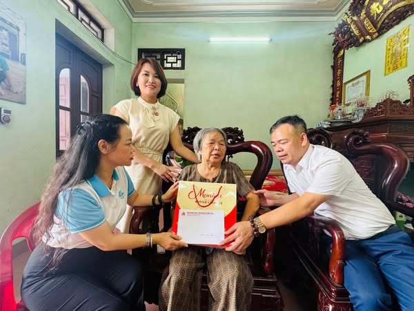 Hội LHPN xã Mê Linh: Thăm, tặng quà tri ân gia đình người có công với cách mạng - ảnh 8