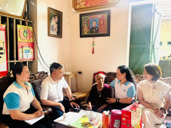 Hội LHPN xã Mê Linh: Thăm, tặng quà tri ân gia đình người có công với cách mạng - ảnh 6