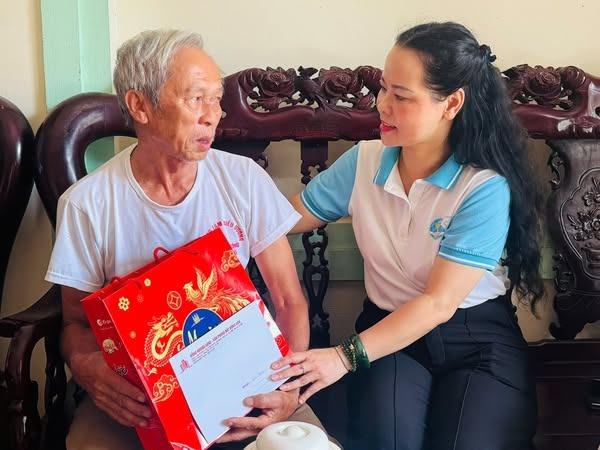 Hội LHPN xã Mê Linh: Thăm, tặng quà tri ân gia đình người có công với cách mạng - ảnh 5