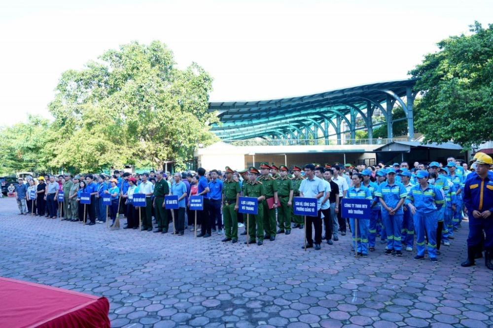 Phường Giảng Võ: Ra quân tổng vệ sinh môi trường - ảnh 1