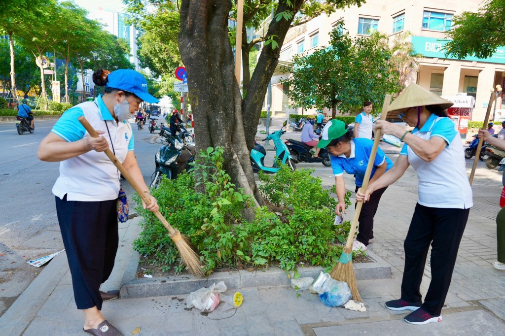 Phường Giảng Võ: Ra quân tổng vệ sinh môi trường - ảnh 2