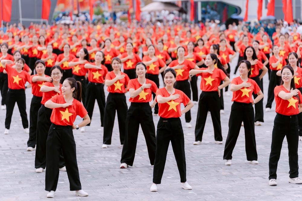 500 cán bộ hội viên phụ nữ xã Đông Anh tham gia đồng diễn tại Đại hội TDTT xã - ảnh 1