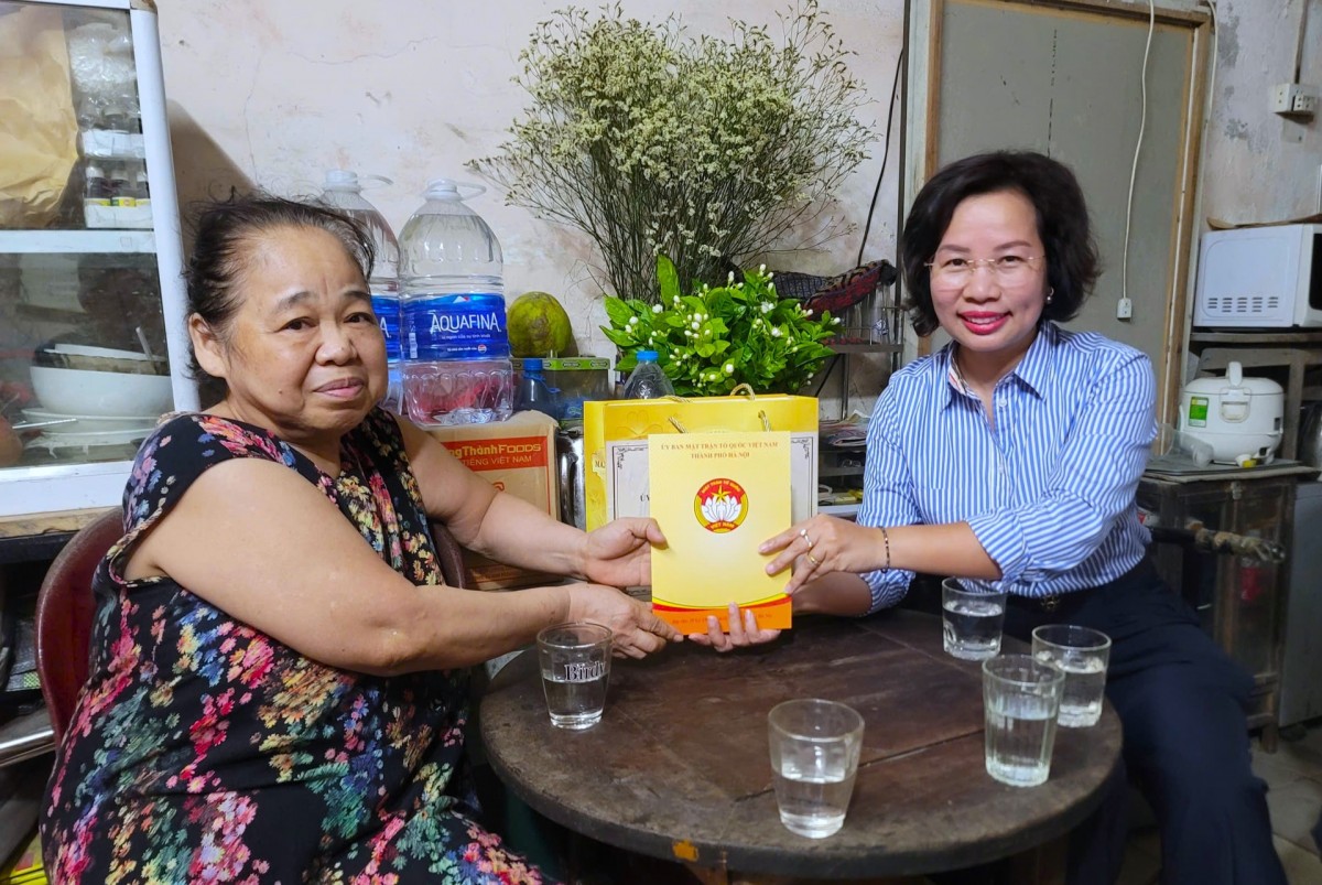 Phó Chủ tịch Thường trực Ủy ban MTTQ Việt Nam Thành phố thăm, tặng quà cá nhân tiêu biểu phường Ba Đình - ảnh 1