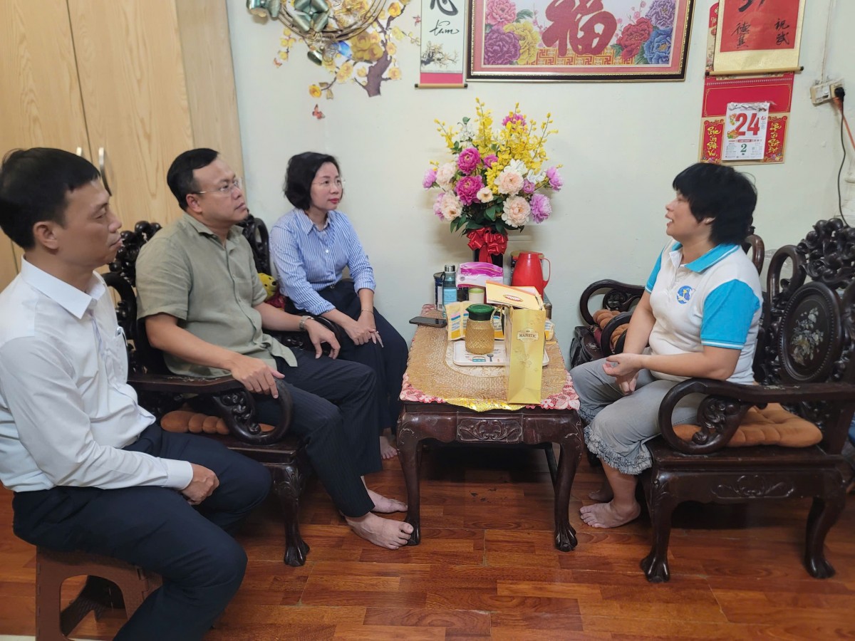 Phó Chủ tịch Thường trực Ủy ban MTTQ Việt Nam Thành phố thăm, tặng quà cá nhân tiêu biểu phường Ba Đình - ảnh 2