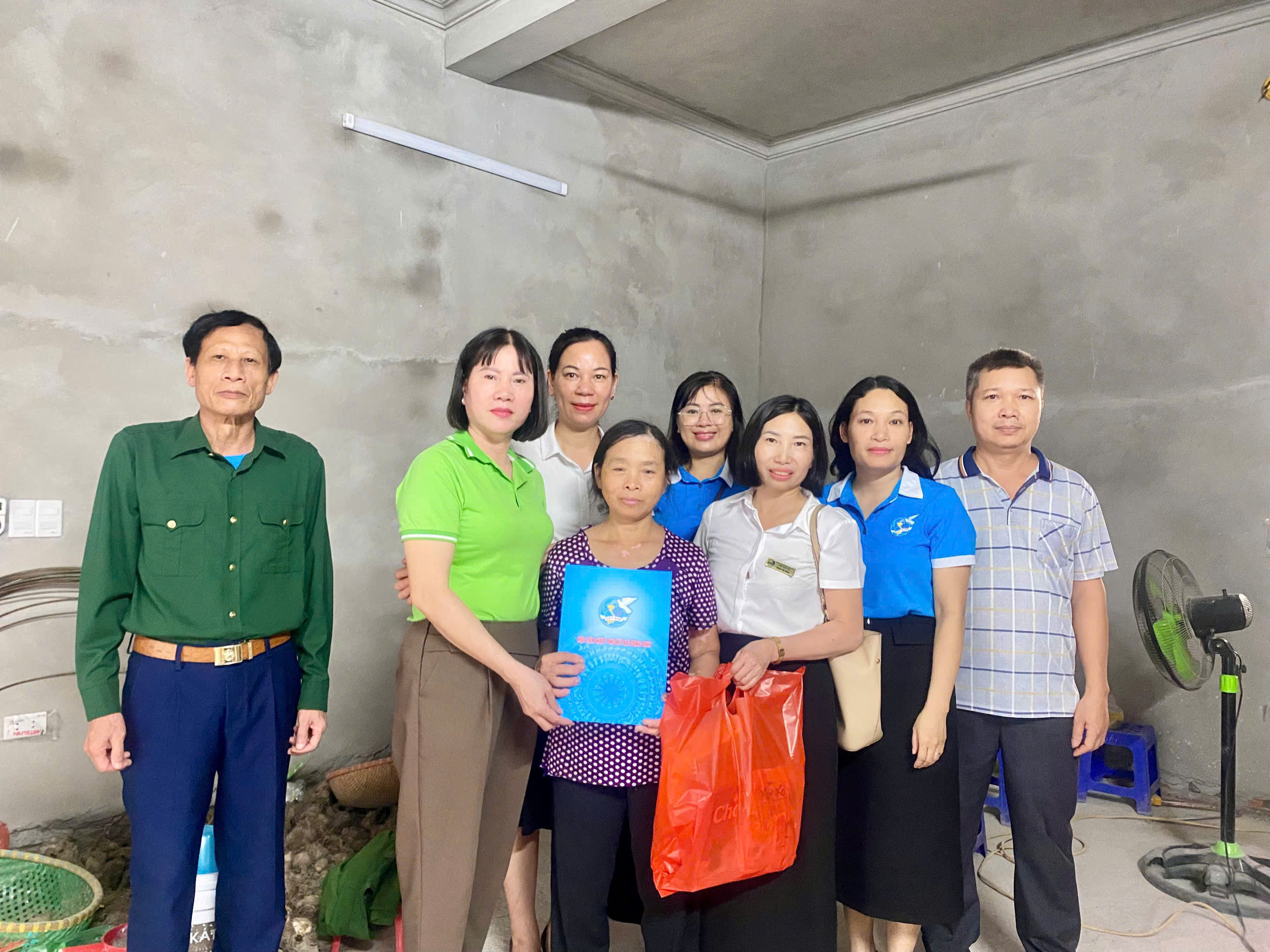 Hội LHPN xã Đông Anh: Tặng quà hội viên phụ nữ có hoàn cảnh khó khăn nhân dịp Quốc khánh - ảnh 6