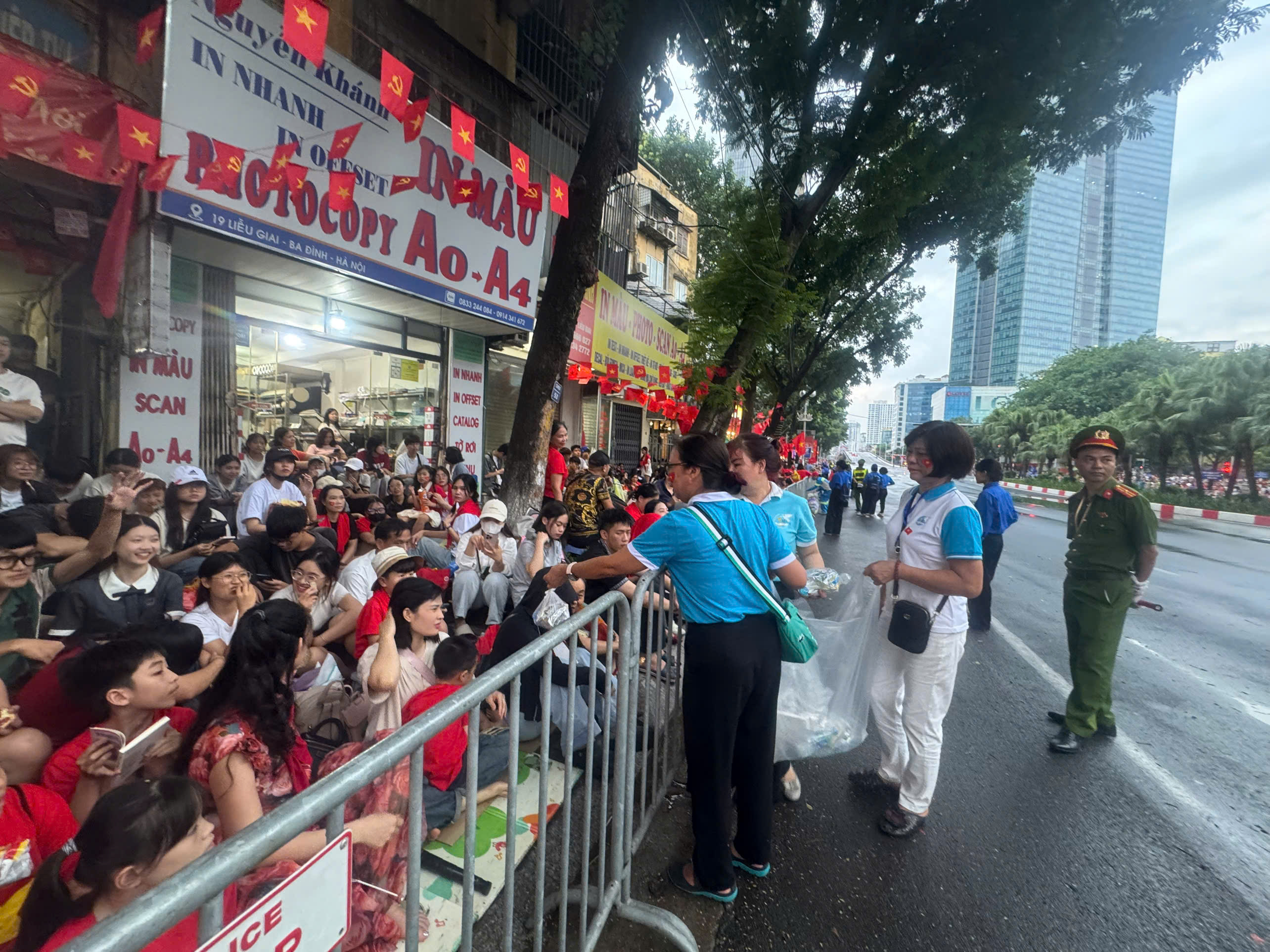 Hội LHPN Ngọc Hà: Gửi tặng hàng trăm suất ăn sáng tới lực lượng làm nhiệm vụ và người dân xem diễu binh, diễu hành - ảnh 10