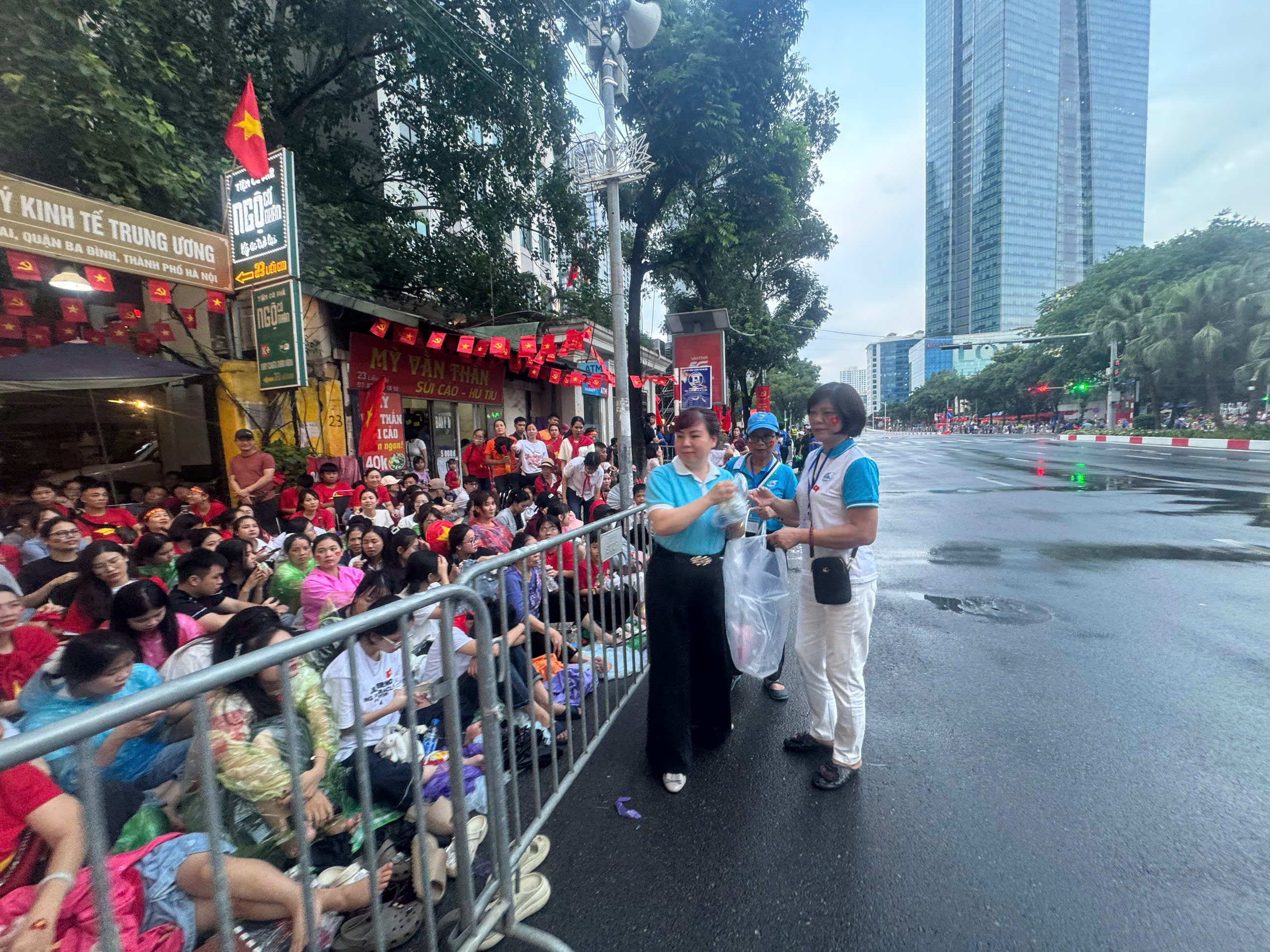 Hội LHPN Ngọc Hà: Gửi tặng hàng trăm suất ăn sáng tới lực lượng làm nhiệm vụ và người dân xem diễu binh, diễu hành - ảnh 9